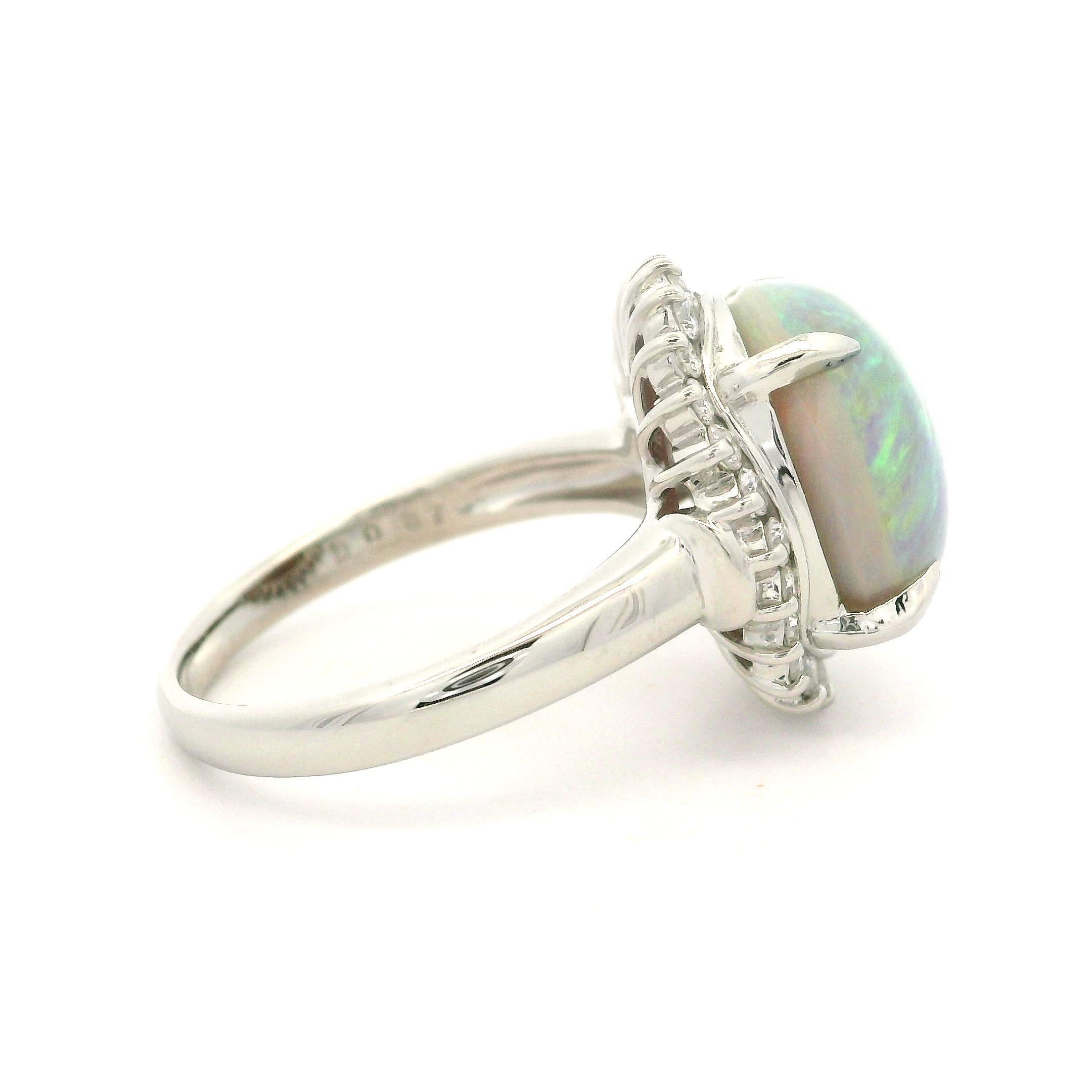 Classic Platinum 5.04ctw Oval Nice Play of Colors Opal & Round Diamond Halo Ring (Bague de halo en platine avec opale et diamant rond) en vente 7
