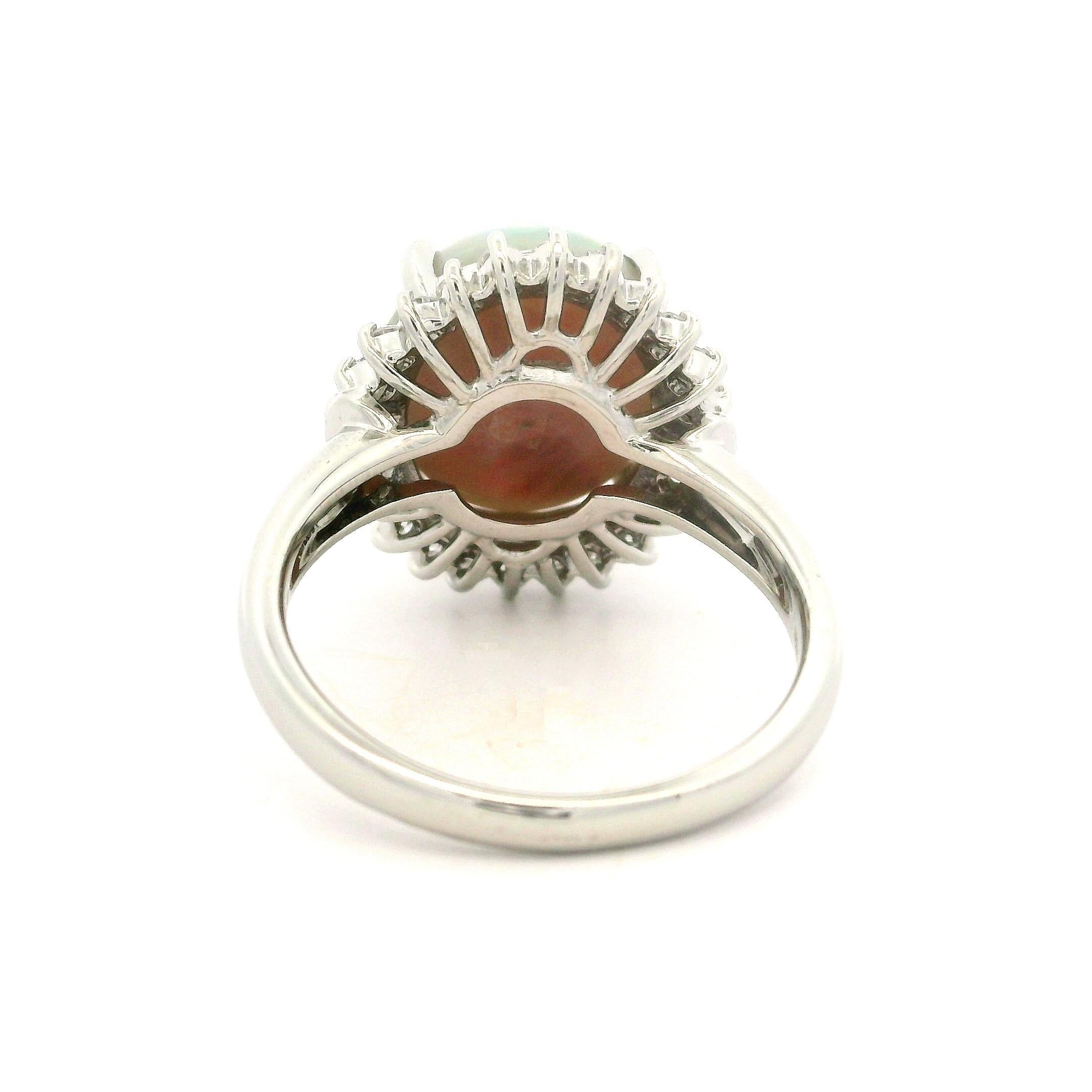 Taille ovale Classic Platinum 5.04ctw Oval Nice Play of Colors Opal & Round Diamond Halo Ring (Bague de halo en platine avec opale et diamant rond) en vente