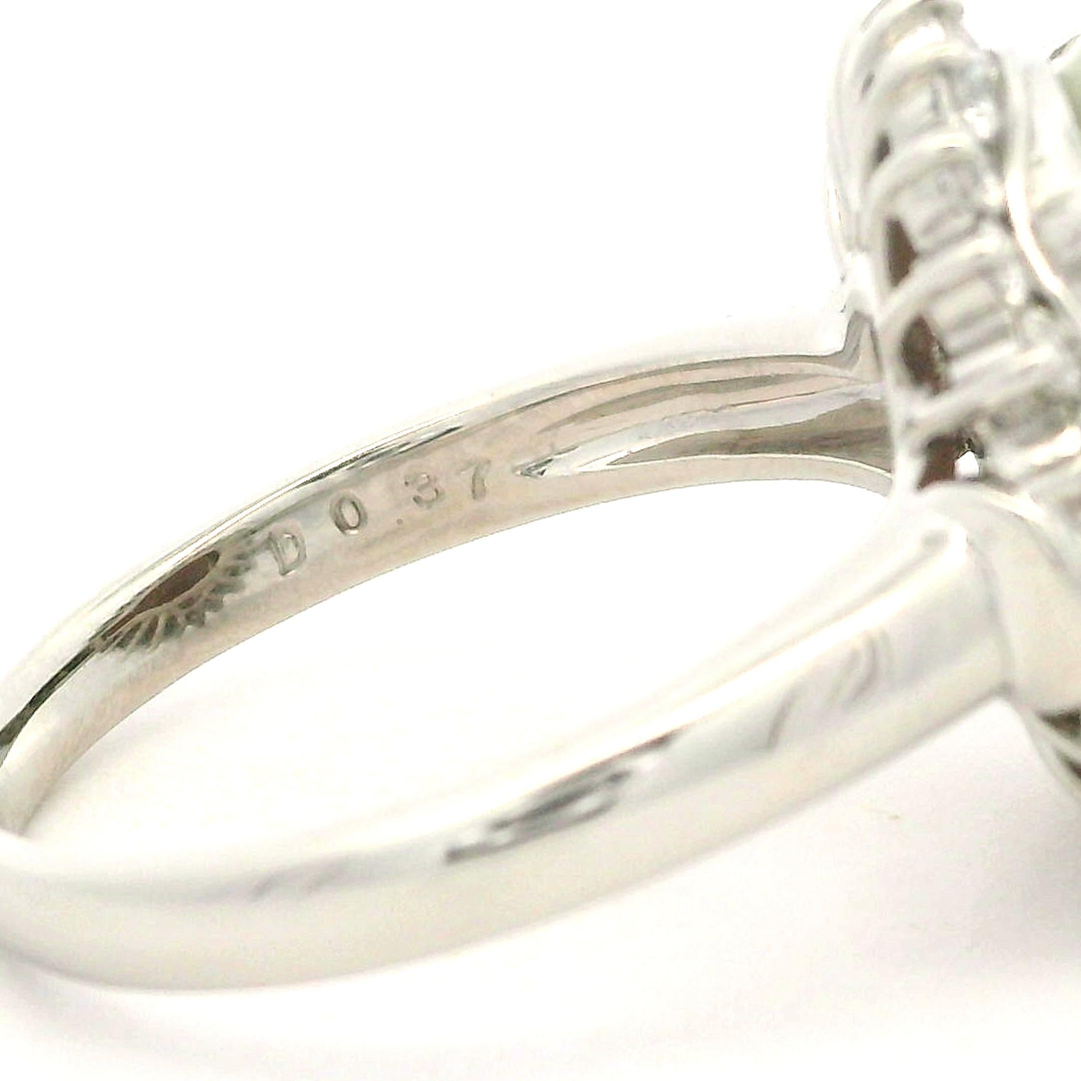Classic Platinum 5.04ctw Oval Nice Play of Colors Opal & Round Diamond Halo Ring (Bague de halo en platine avec opale et diamant rond) Excellent état - En vente à Montclair, NJ