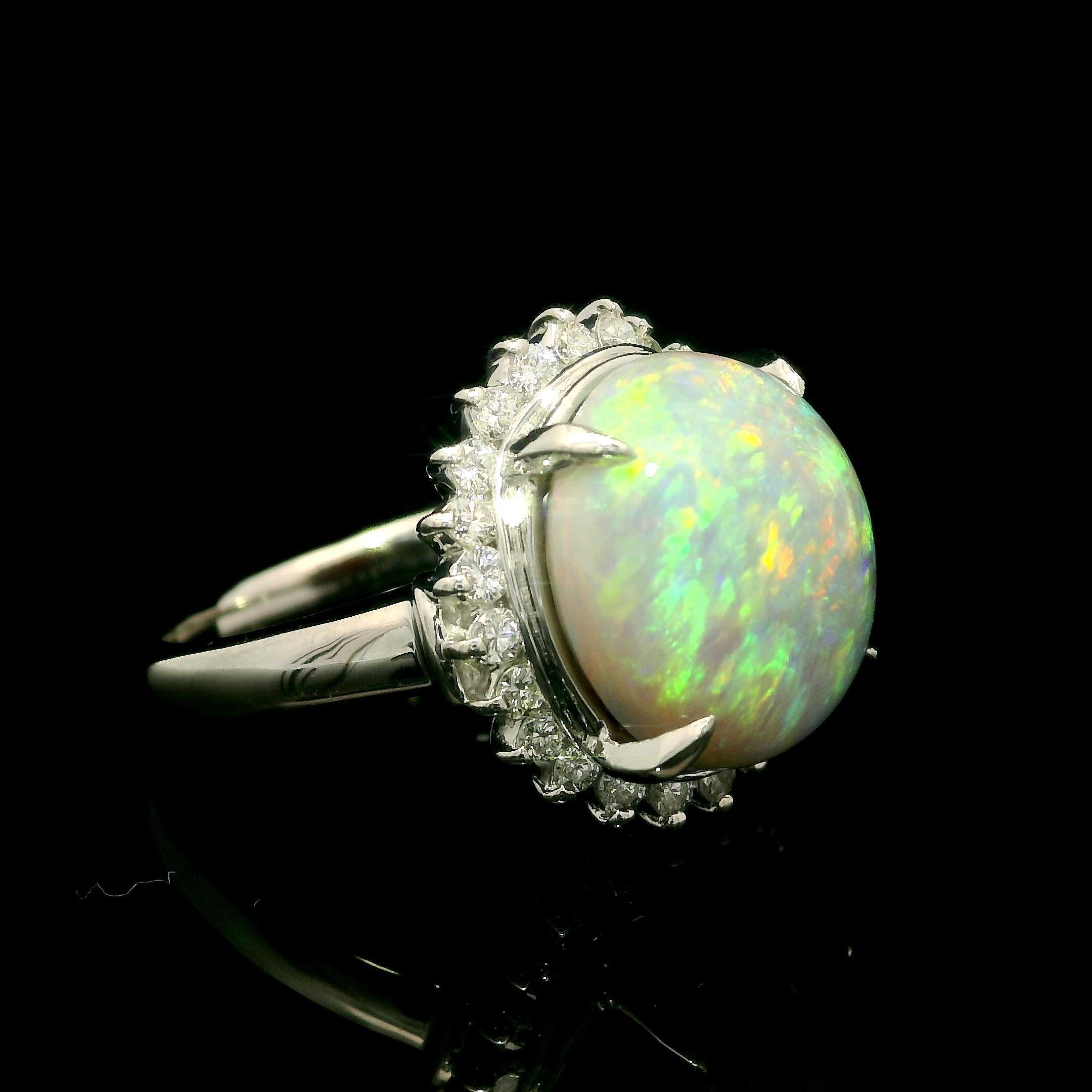 Classic Platinum 5.04ctw Oval Nice Play of Colors Opal & Round Diamond Halo Ring (Bague de halo en platine avec opale et diamant rond) Pour femmes en vente