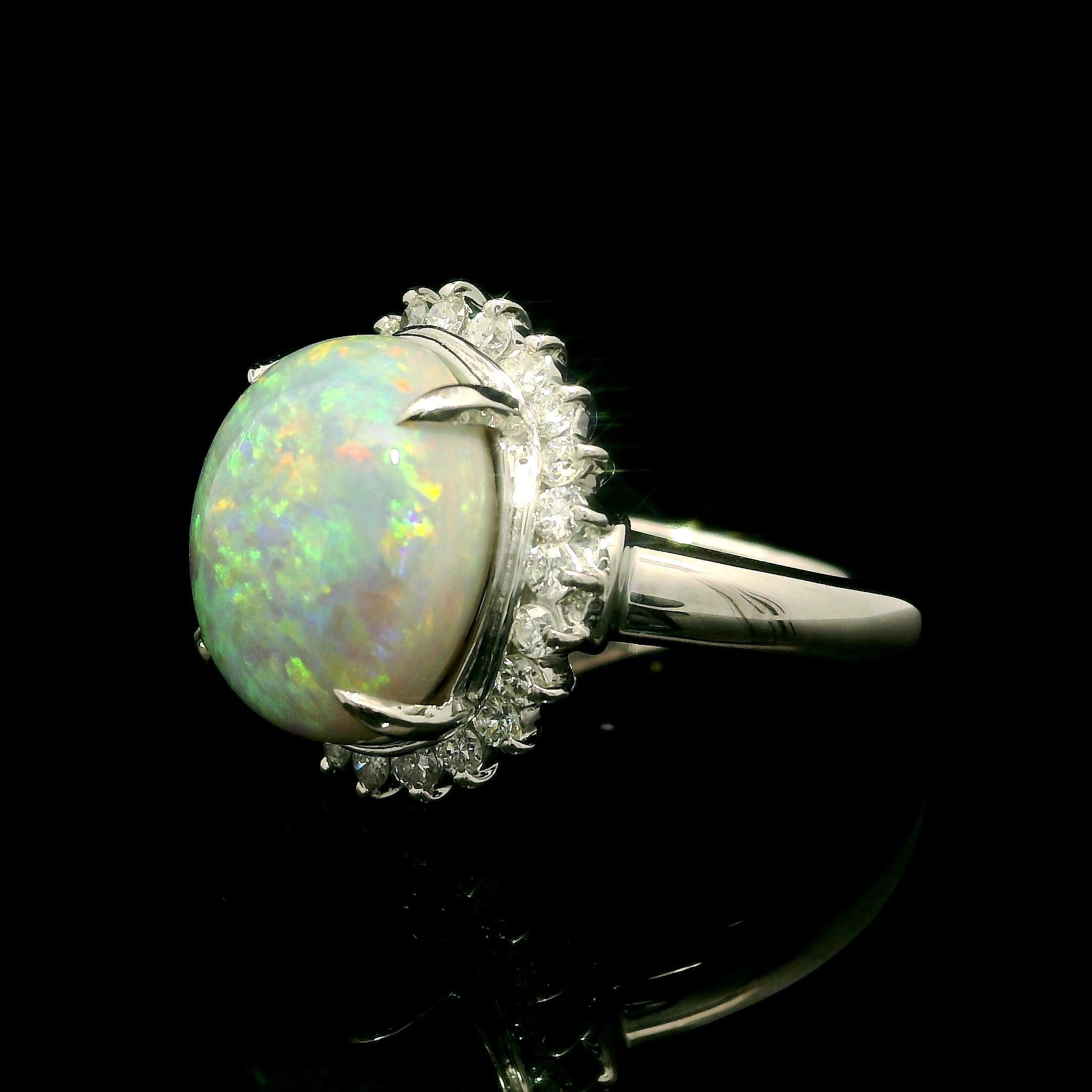 Classic Platinum 5.04ctw Oval Nice Play of Colors Opal & Round Diamond Halo Ring (Bague de halo en platine avec opale et diamant rond) en vente 1
