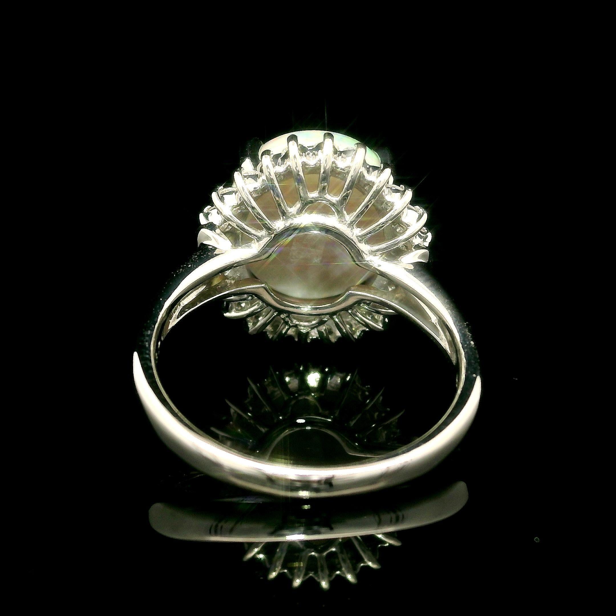 Classic Platinum 5.04ctw Oval Nice Play of Colors Opal & Round Diamond Halo Ring (Bague de halo en platine avec opale et diamant rond) en vente 2