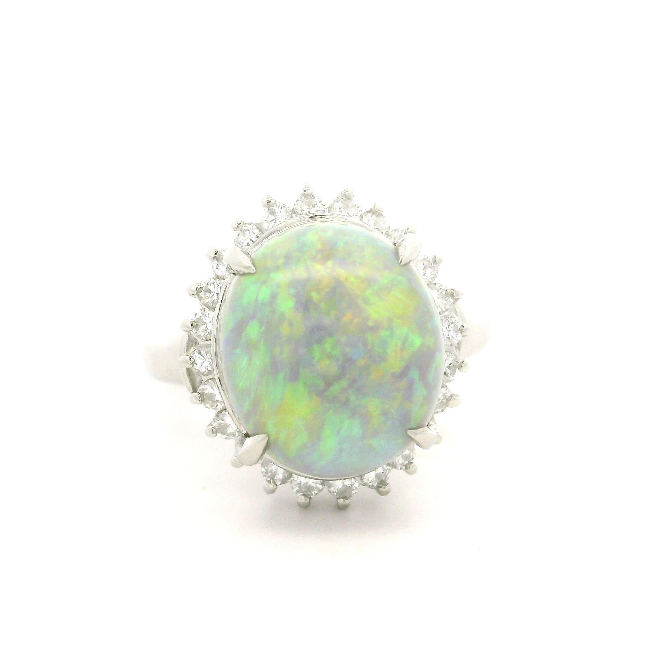 Classic Platinum 5.04ctw Oval Nice Play of Colors Opal & Round Diamond Halo Ring (Bague de halo en platine avec opale et diamant rond) en vente 3