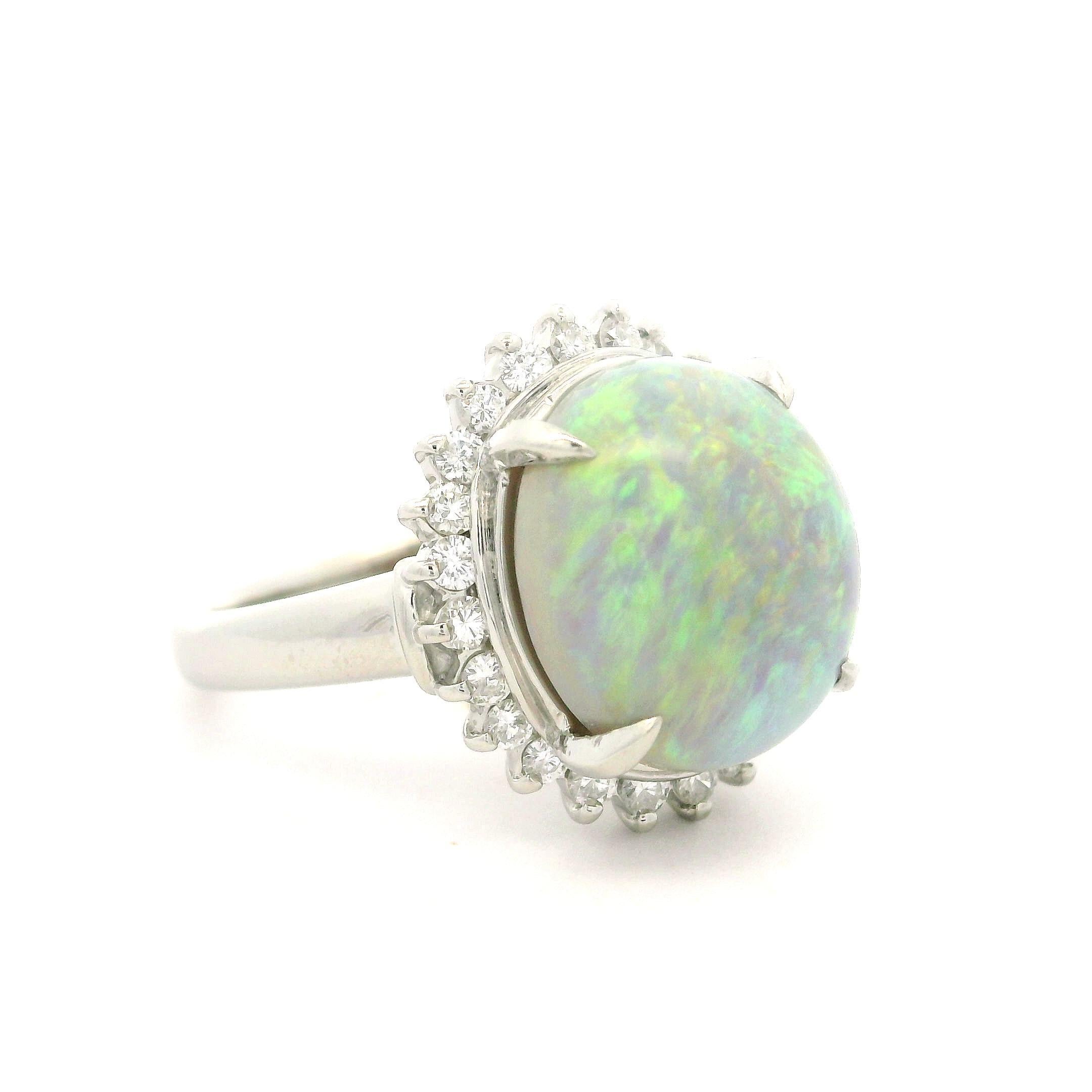 Classic Platinum 5.04ctw Oval Nice Play of Colors Opal & Round Diamond Halo Ring (Bague de halo en platine avec opale et diamant rond) en vente 4