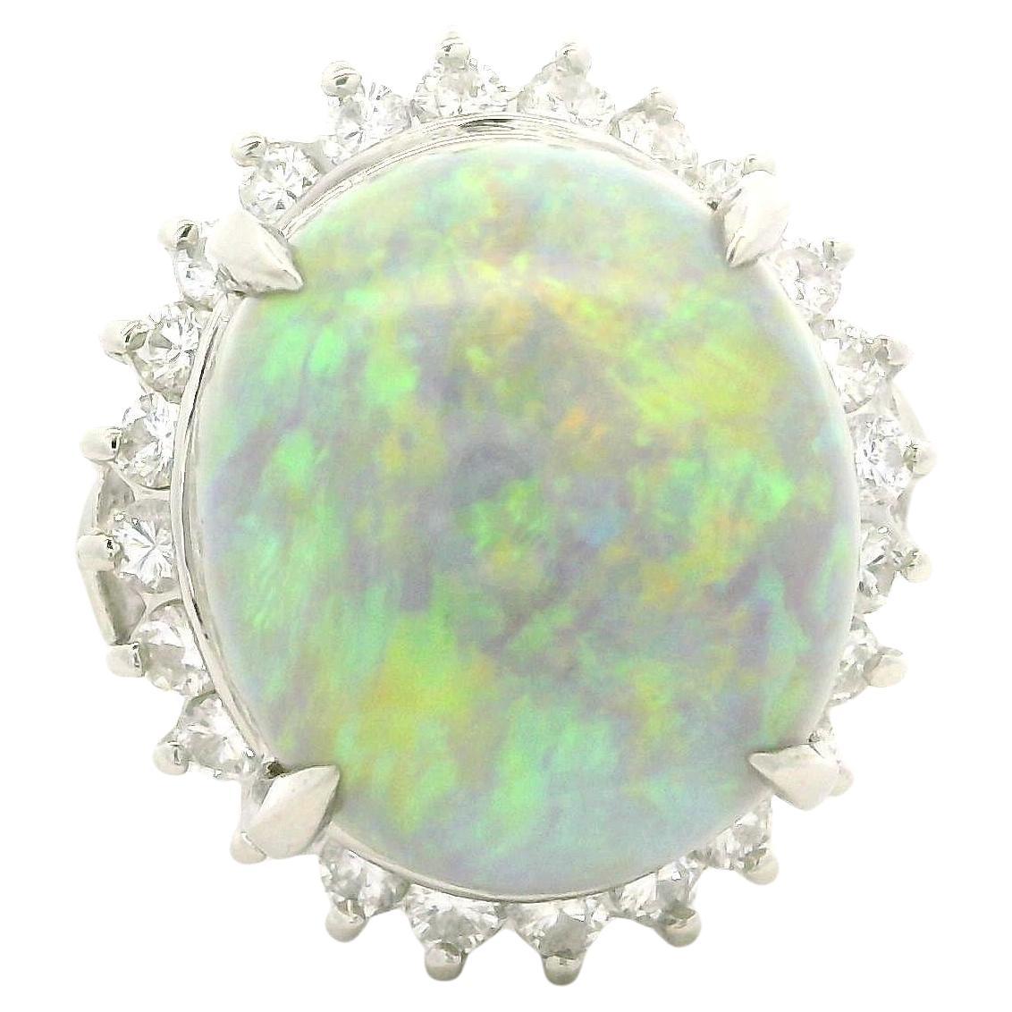 Classic Platinum 5.04ctw Oval Nice Play of Colors Opal & Round Diamond Halo Ring (Bague de halo en platine avec opale et diamant rond) en vente