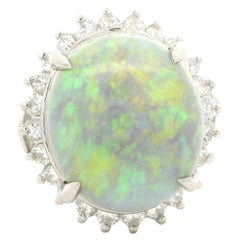Anello classico in platino da 5,04 ct. ovale con bel gioco di colori di opale e diamante rotondo