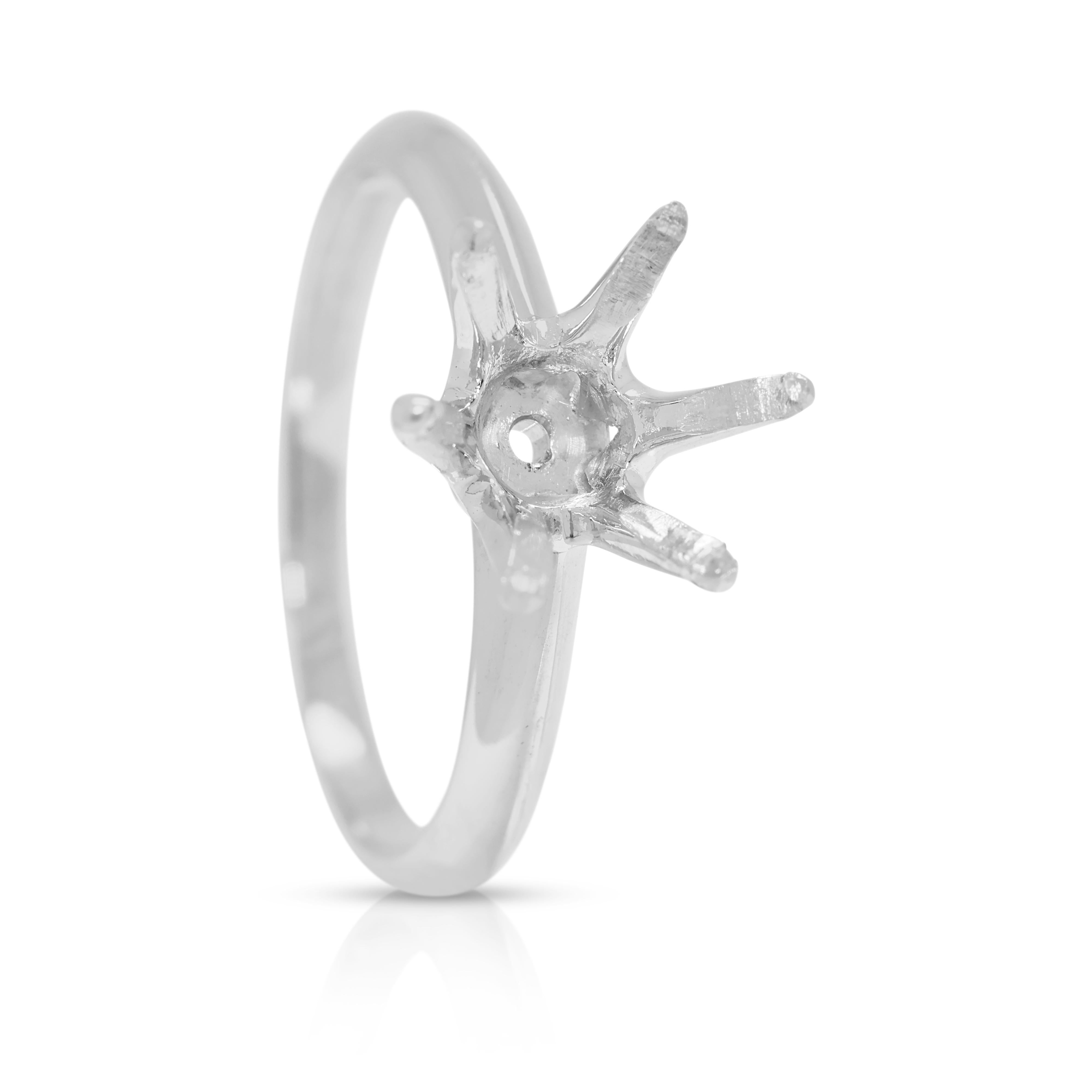 Una base senza tempo per un capolavoro, questa lussuosa montatura per anelli di Tiffany & Co. incarna raffinatezza e prestigio. Realizzato in platino 950 di alta qualità, la sua finitura elegante e lucida esalta la brillantezza di qualsiasi
