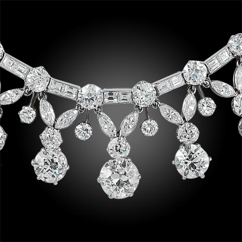 Un collier de diamants classique des années 1960 d'un prestige phénoménal, composé de plusieurs diamants lumineux de forme carrée, ronde et en poire, tous finement travaillés en or platine. Une pièce véritablement intemporelle qui émet de