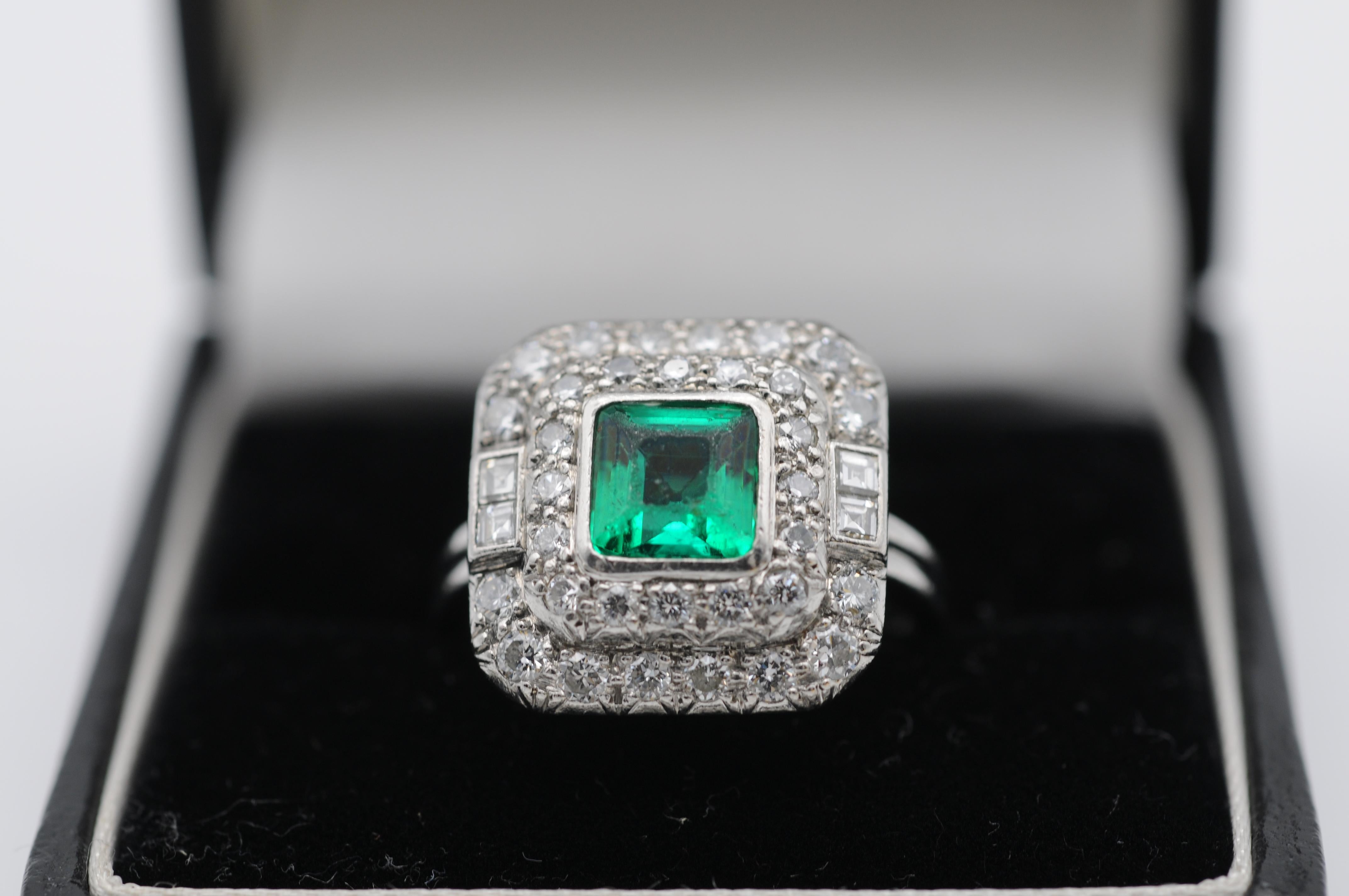 Classic platinum emerald ring with diamonds

950 Platinum. In the middle an approx. 1.25 ct emerald surrounded by rich diamonds in brilliant cut. Table cut emerald stone

Very noble and classic.

Extremely noble and high-quality processed.