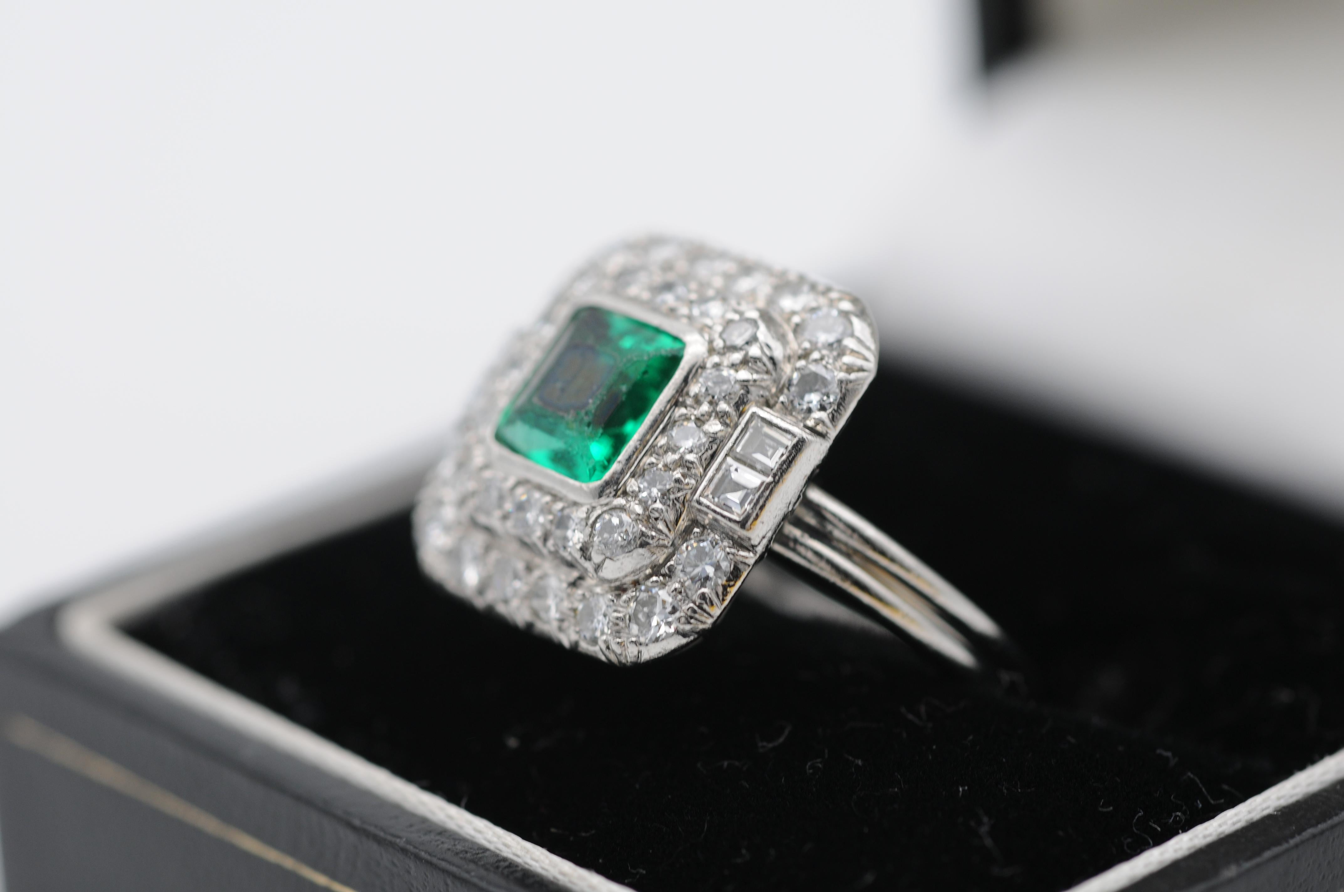 Classic Platinum Emerald Ring with Diamonds In Good Condition In Berlin, BE