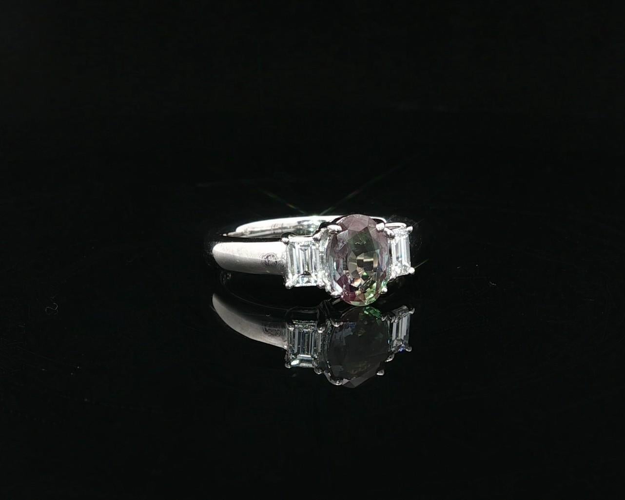 Taille brillant Bague classique en platine GIA 1.58ctw Top Color Change Diamond Alexandrite Accents en vente
