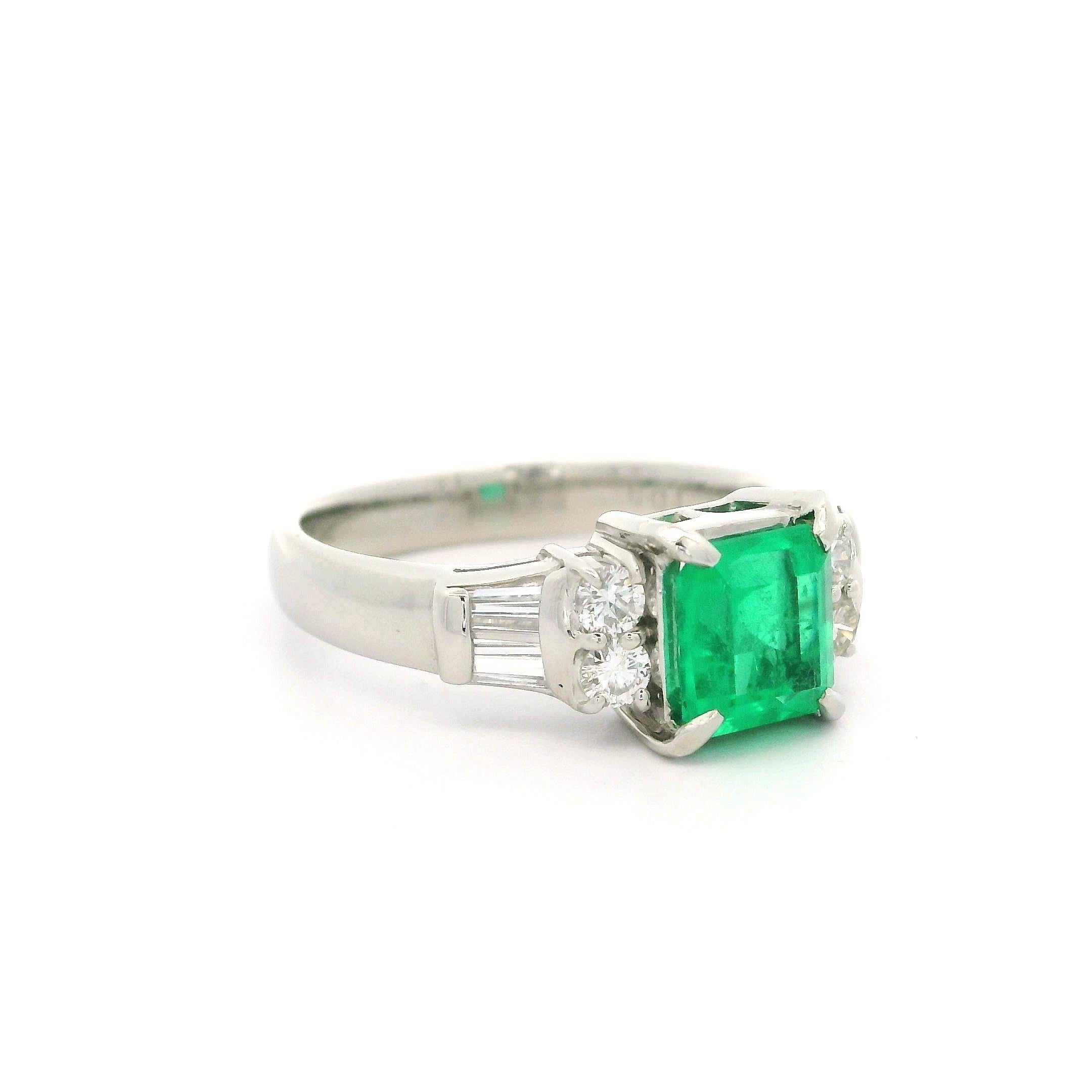 Classic Platin GIA 1,5ctw achteckigen kolumbianischen Smaragd w / Diamant Timeless Ring im Zustand „Hervorragend“ im Angebot in Montclair, NJ