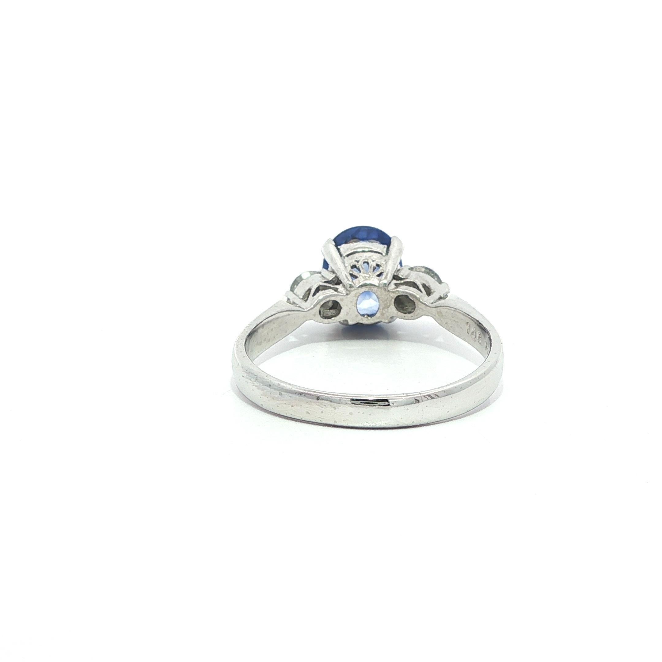 Bague classique en platine GIA 1.81ctw Oval Rich Blue Sapphire w/ Diamond Sides en vente 5