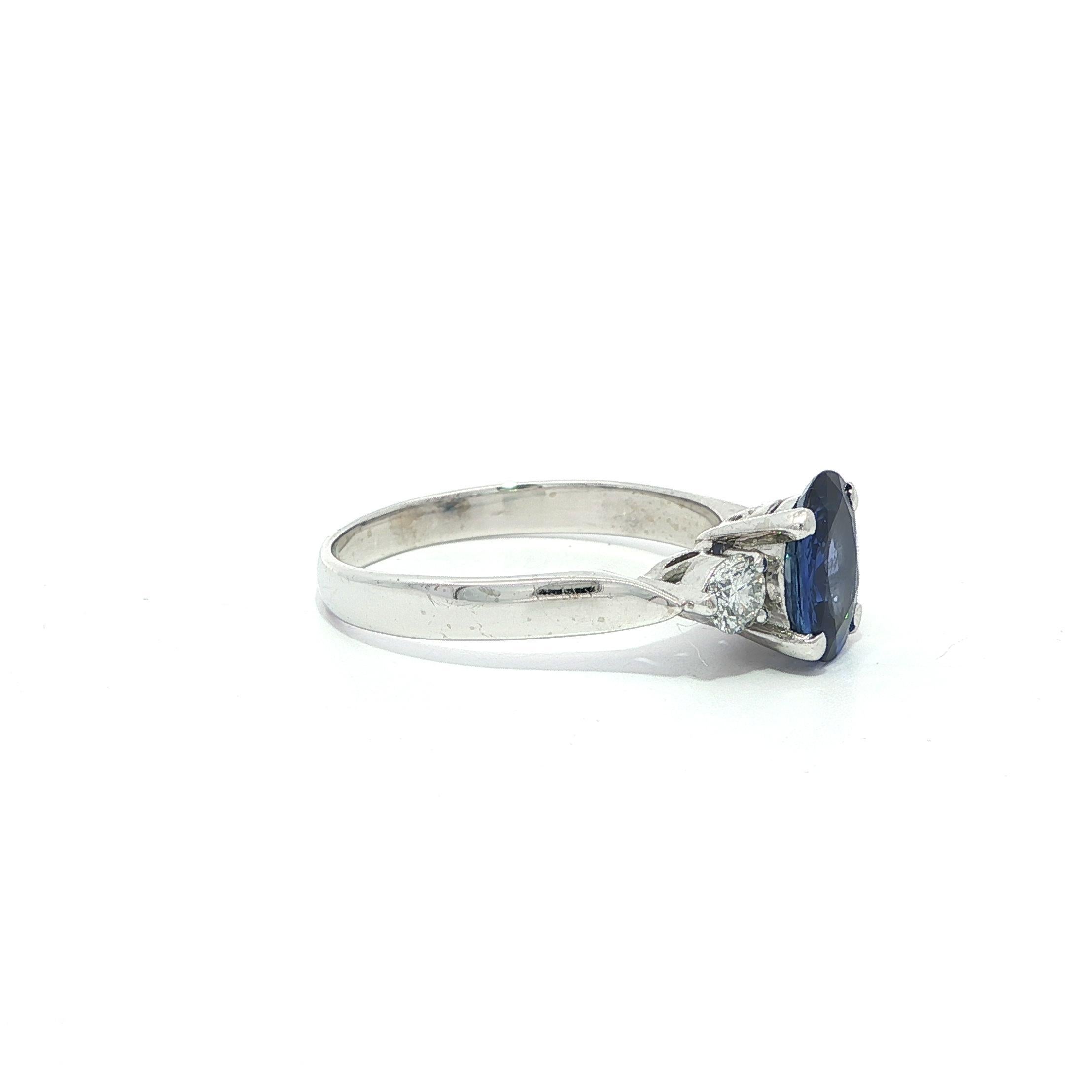 Bague classique en platine GIA 1.81ctw Oval Rich Blue Sapphire w/ Diamond Sides en vente 6