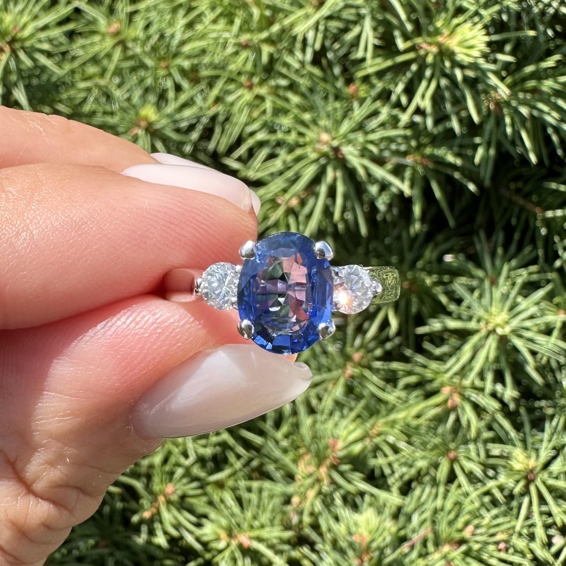 Bague classique en platine GIA 1.81ctw Oval Rich Blue Sapphire w/ Diamond Sides en vente 7