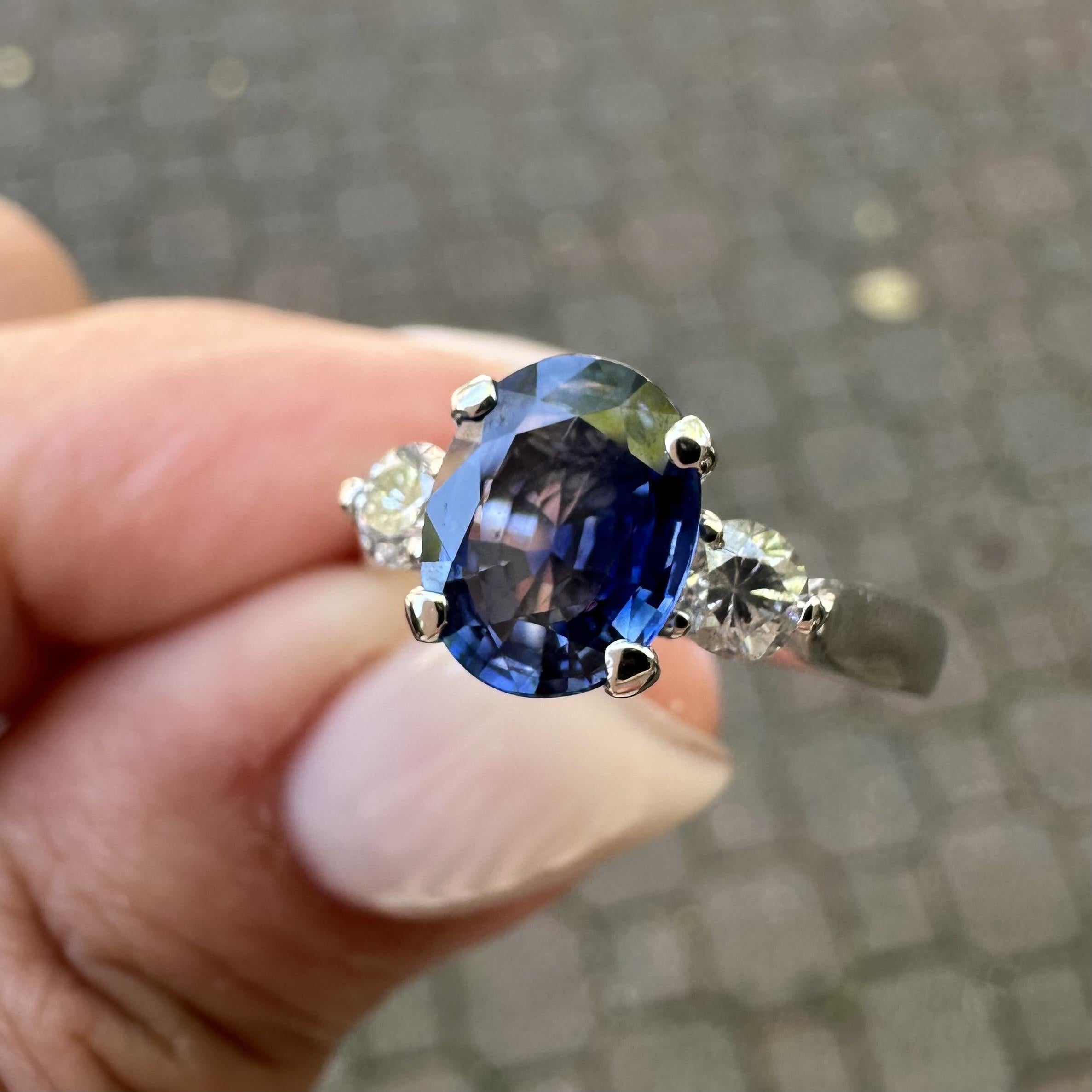 Bague classique en platine GIA 1.81ctw Oval Rich Blue Sapphire w/ Diamond Sides en vente 10