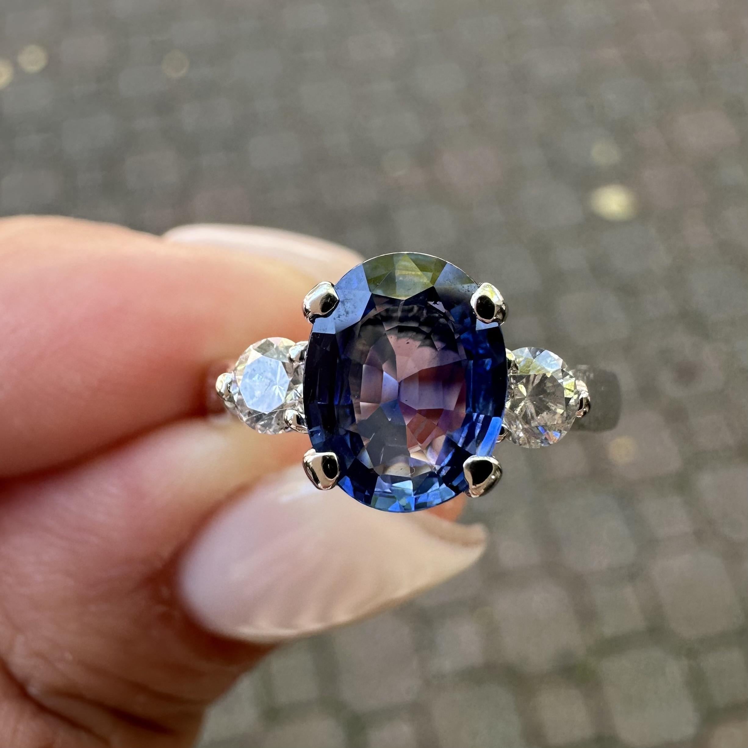 Bague classique en platine GIA 1.81ctw Oval Rich Blue Sapphire w/ Diamond Sides en vente 12