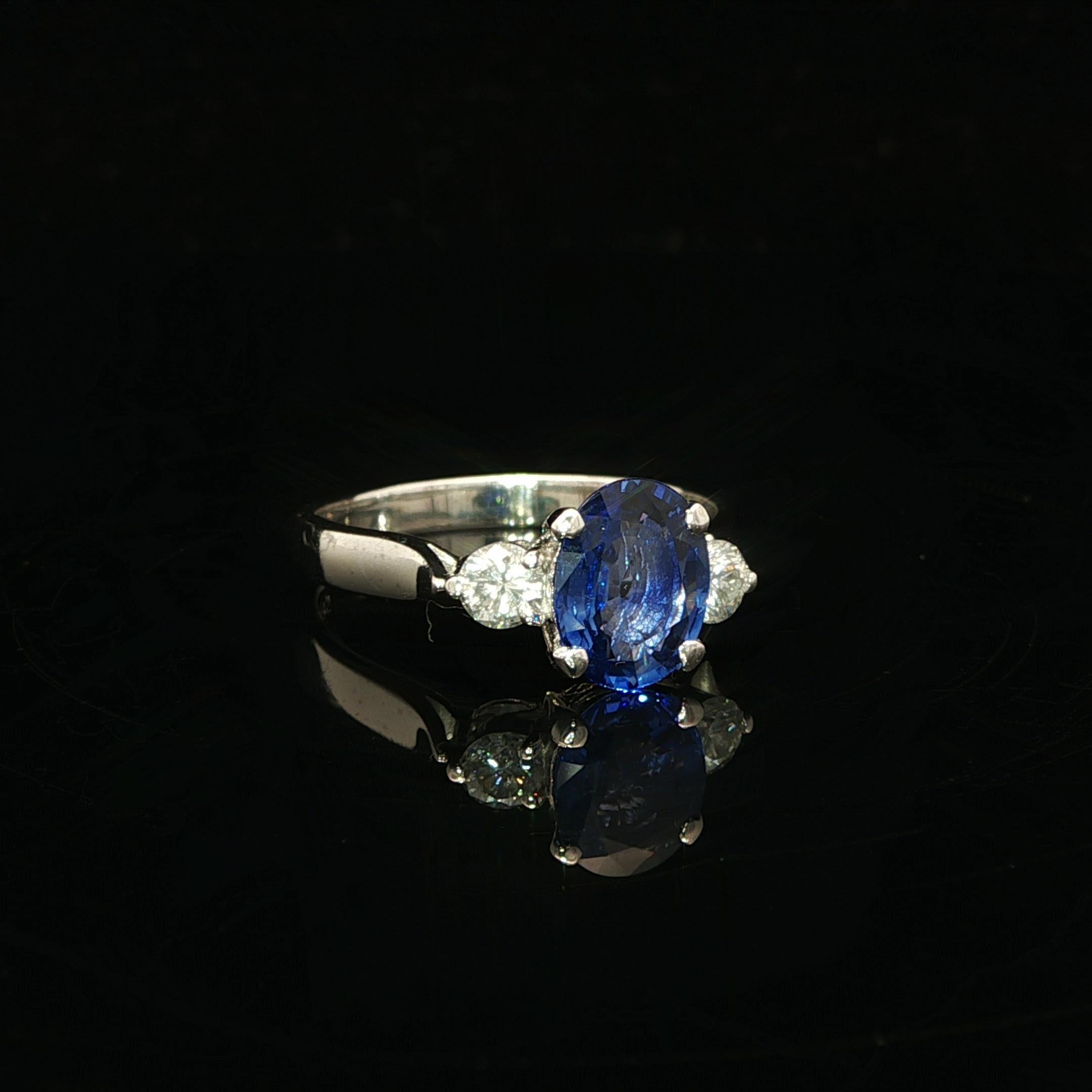 Taille brillant Bague classique en platine GIA 1.81ctw Oval Rich Blue Sapphire w/ Diamond Sides en vente