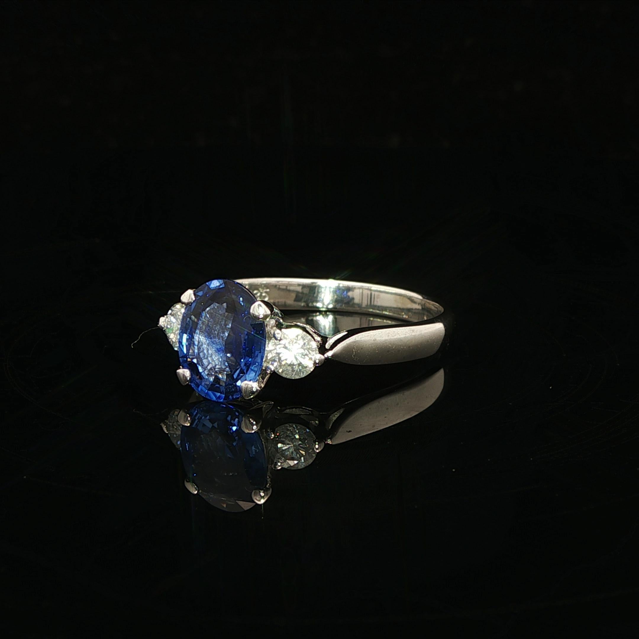 Bague classique en platine GIA 1.81ctw Oval Rich Blue Sapphire w/ Diamond Sides Excellent état - En vente à Montclair, NJ