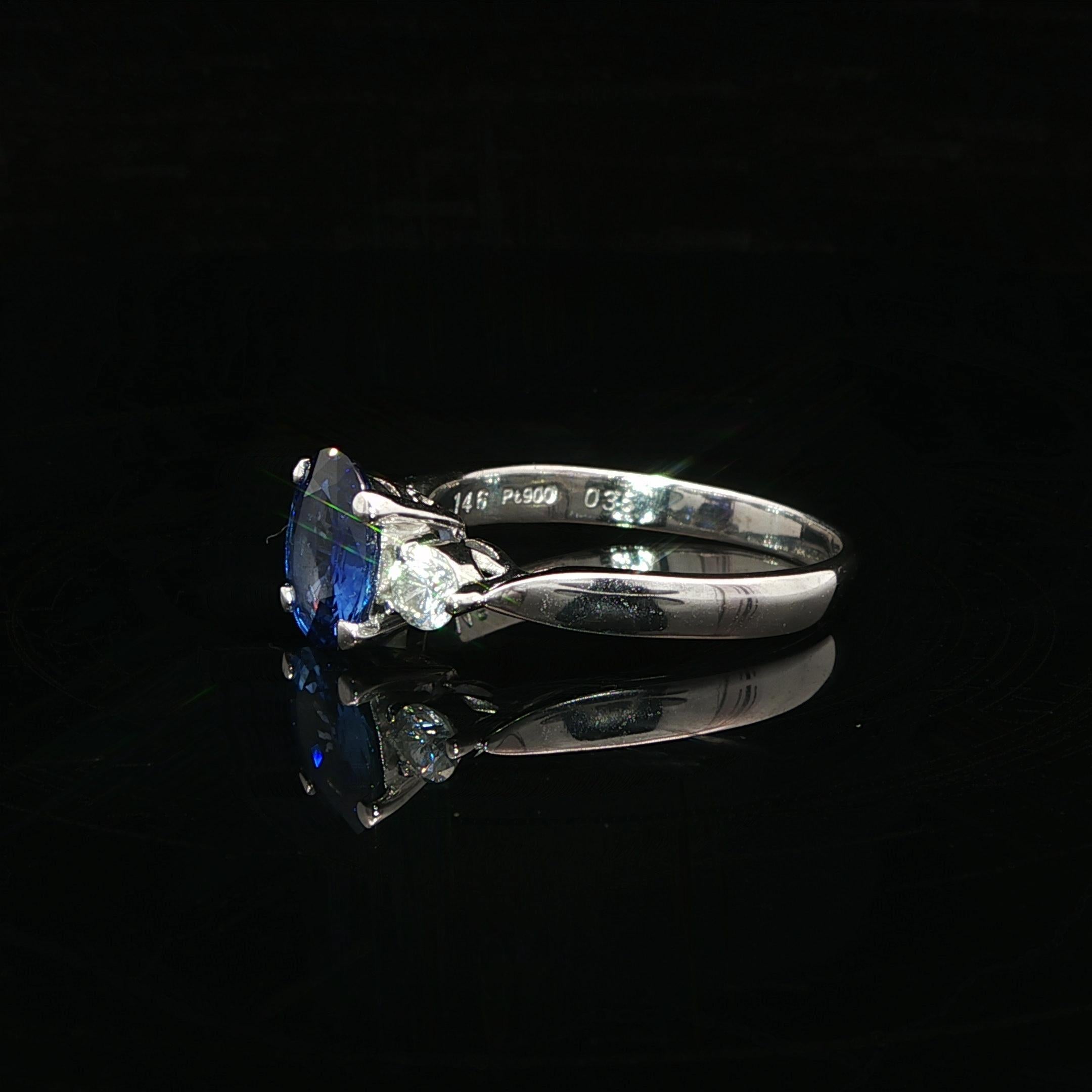 Bague classique en platine GIA 1.81ctw Oval Rich Blue Sapphire w/ Diamond Sides Pour femmes en vente