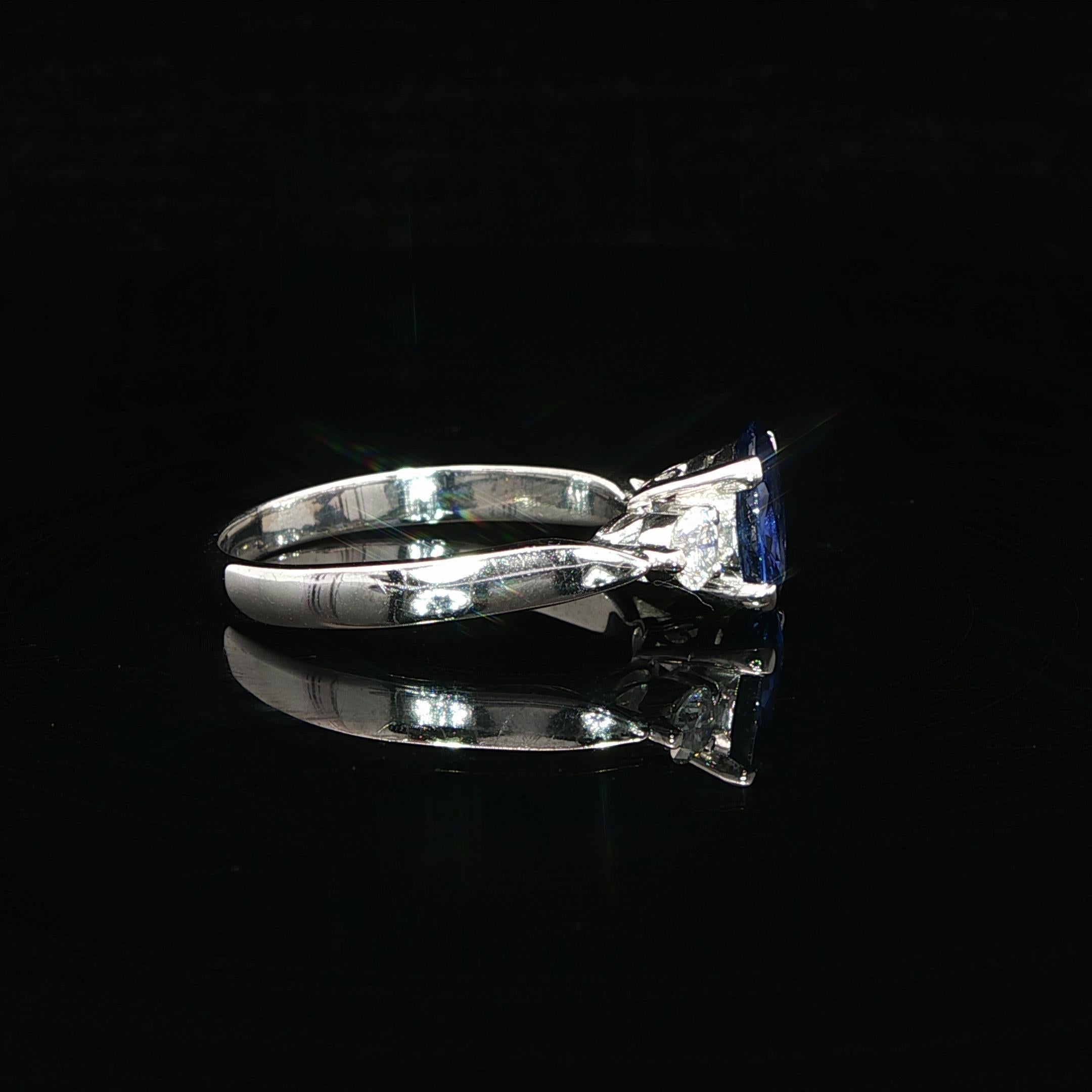 Bague classique en platine GIA 1.81ctw Oval Rich Blue Sapphire w/ Diamond Sides en vente 1