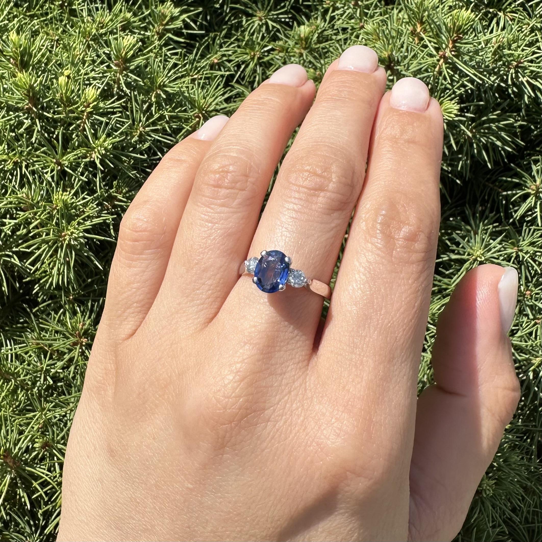 Bague classique en platine GIA 1.81ctw Oval Rich Blue Sapphire w/ Diamond Sides en vente 2