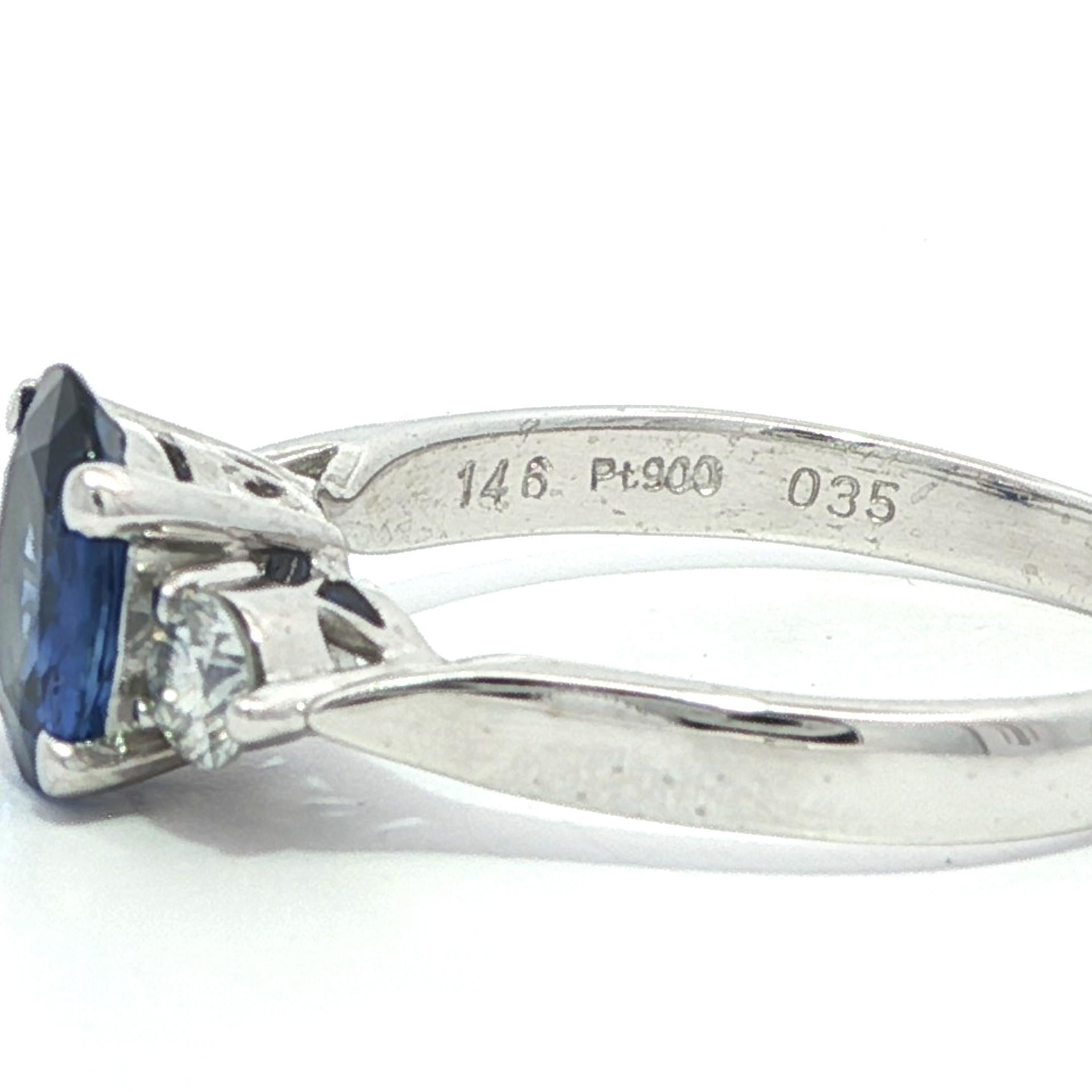 Bague classique en platine GIA 1.81ctw Oval Rich Blue Sapphire w/ Diamond Sides en vente 4