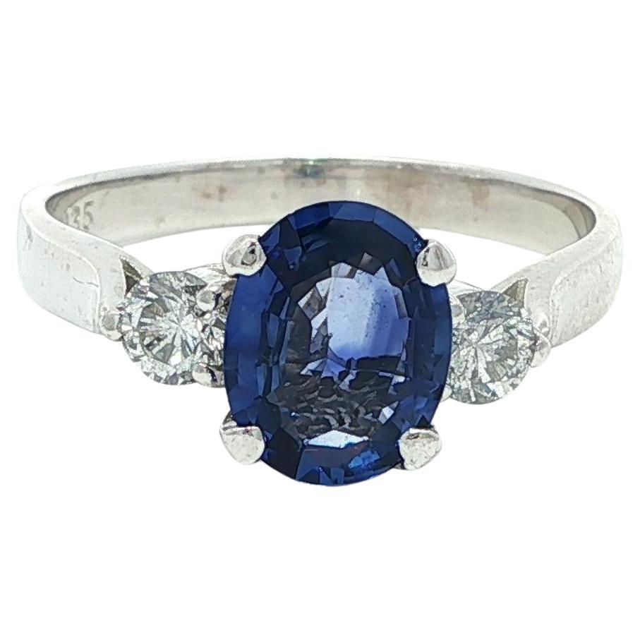 Bague classique en platine GIA 1.81ctw Oval Rich Blue Sapphire w/ Diamond Sides en vente