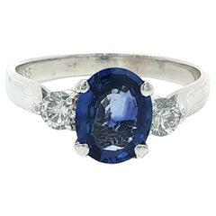Bague classique en platine GIA 1.81ctw Oval Rich Blue Sapphire w/ Diamond Sides