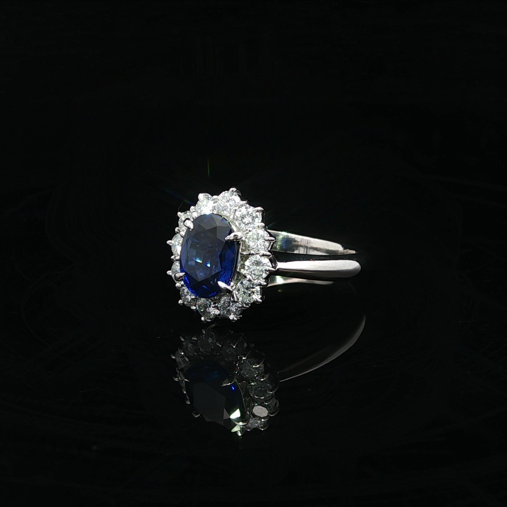 Anello classico in platino GIA con zaffiro ovale blu reale di Ceylon da 1,92 carati e diamante aureolato in vendita 5