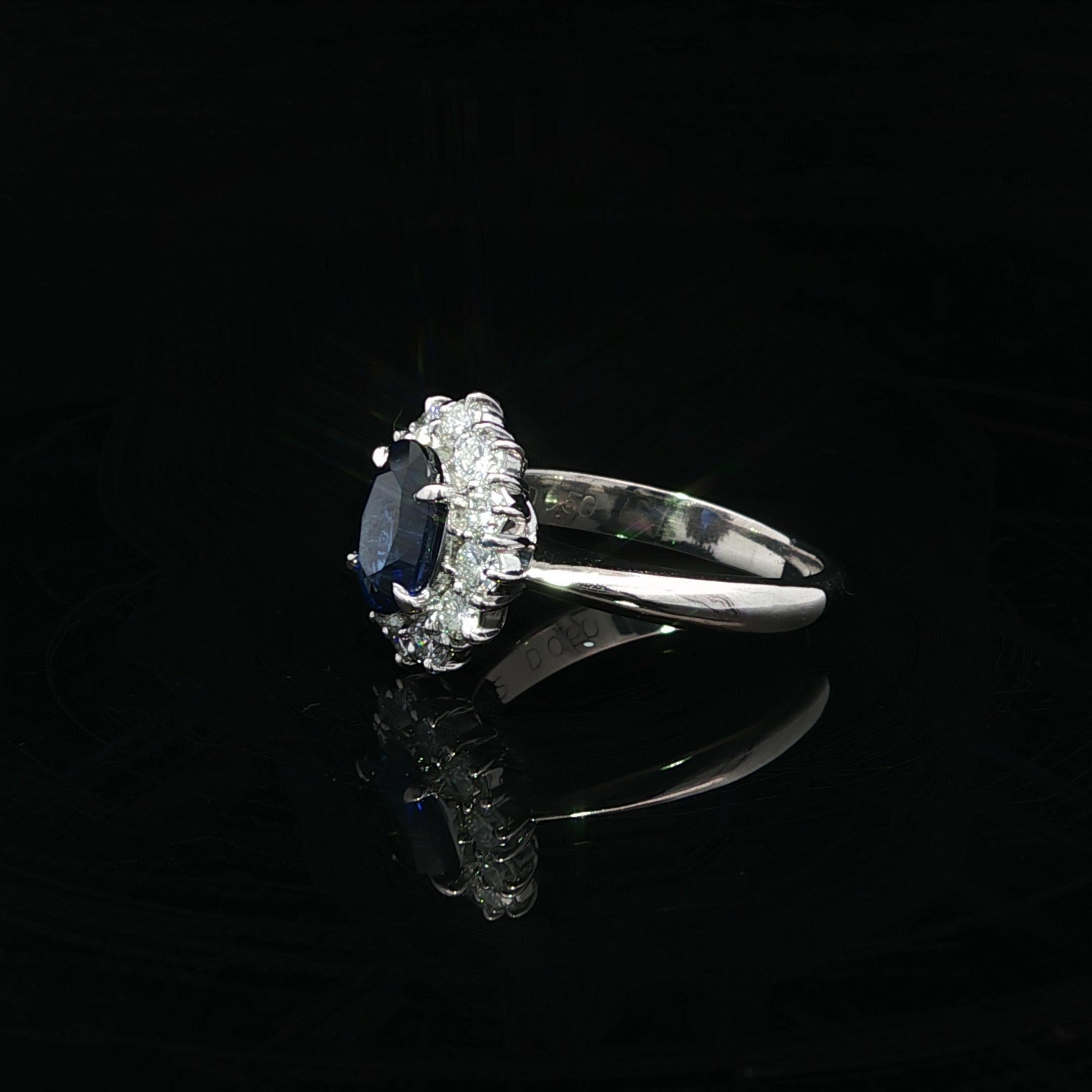 Anello classico in platino GIA con zaffiro ovale blu reale di Ceylon da 1,92 carati e diamante aureolato in vendita 6