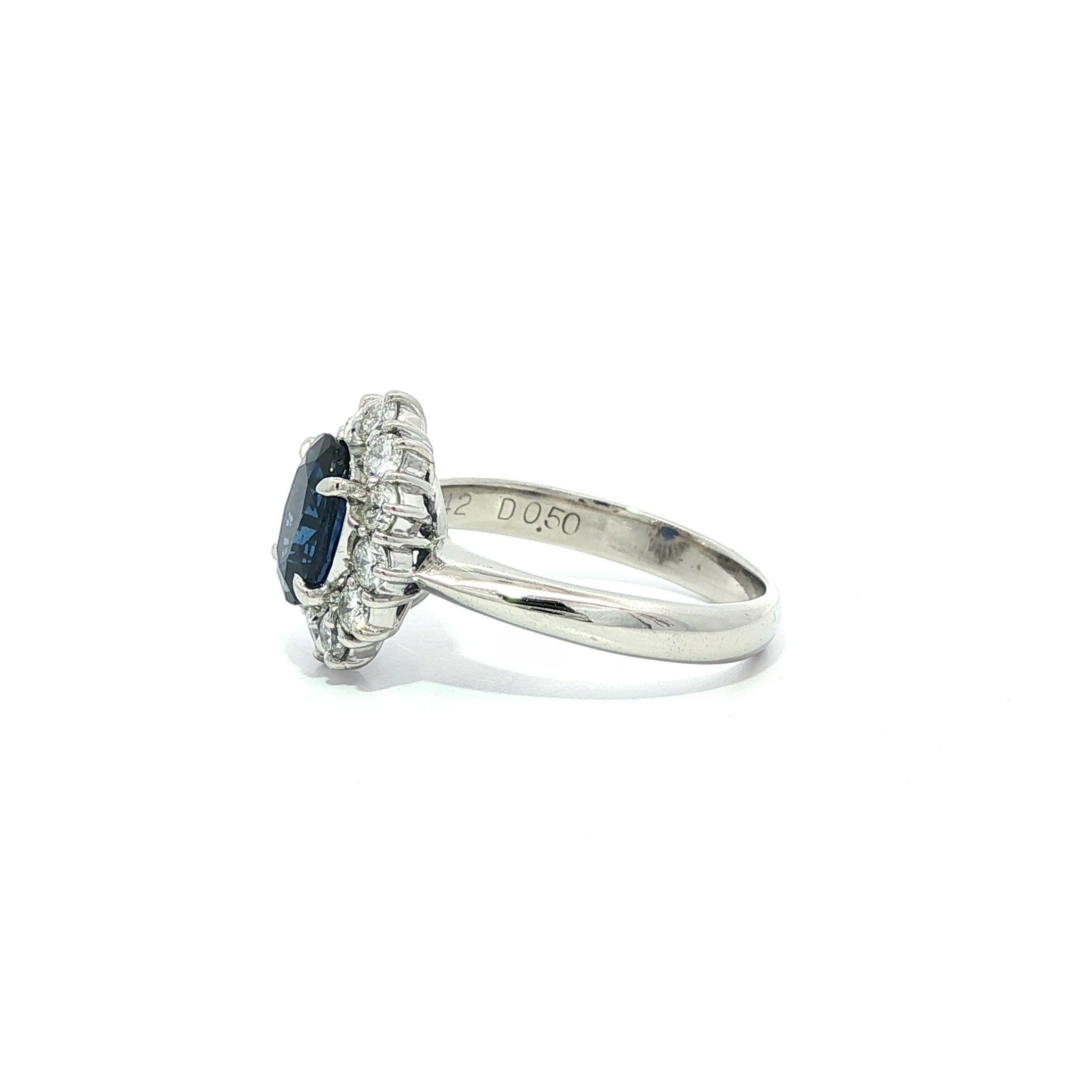 Anello classico in platino GIA con zaffiro ovale blu reale di Ceylon da 1,92 carati e diamante aureolato In condizioni ottime in vendita a Montclair, NJ