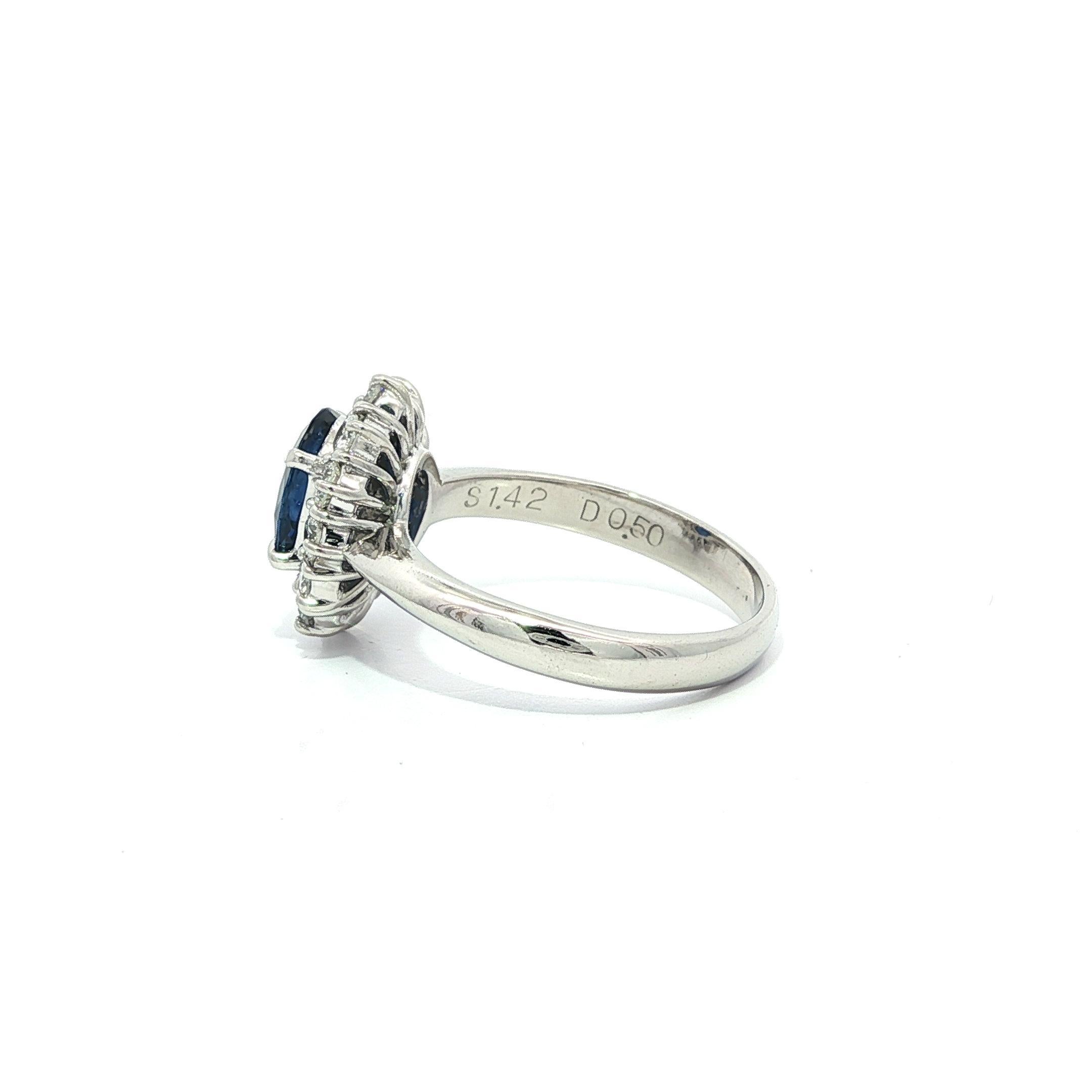 Donna Anello classico in platino GIA con zaffiro ovale blu reale di Ceylon da 1,92 carati e diamante aureolato in vendita