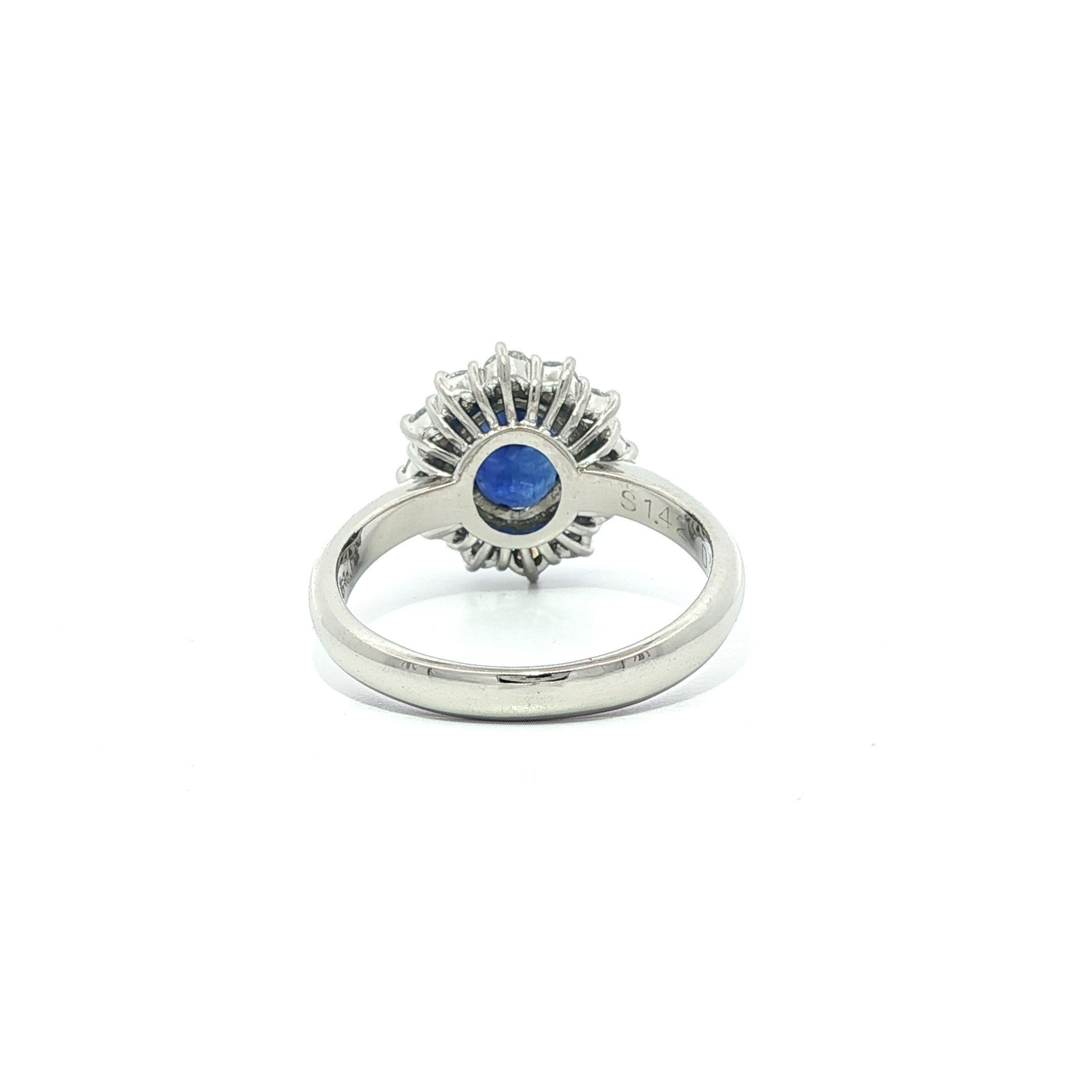 Anello classico in platino GIA con zaffiro ovale blu reale di Ceylon da 1,92 carati e diamante aureolato in vendita 1