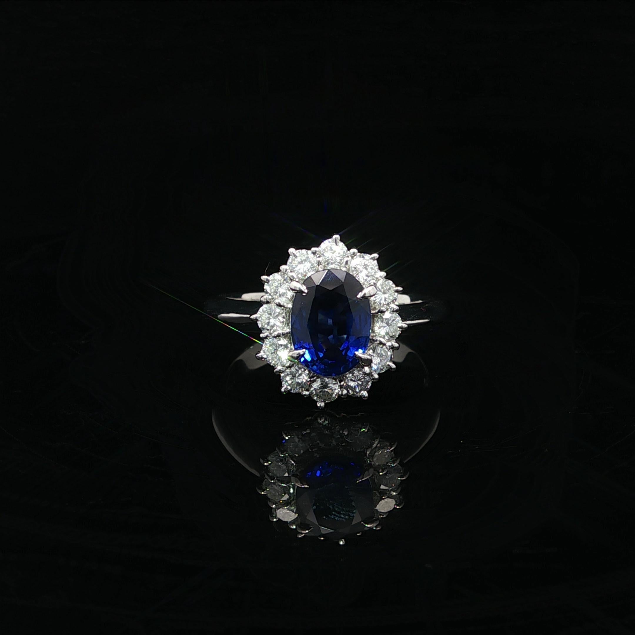 Anello classico in platino GIA con zaffiro ovale blu reale di Ceylon da 1,92 carati e diamante aureolato in vendita 2