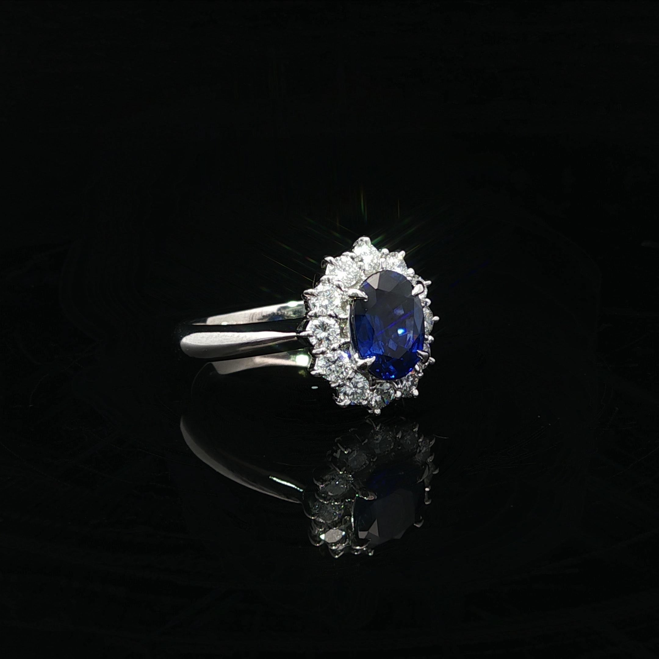 Anello classico in platino GIA con zaffiro ovale blu reale di Ceylon da 1,92 carati e diamante aureolato in vendita 3