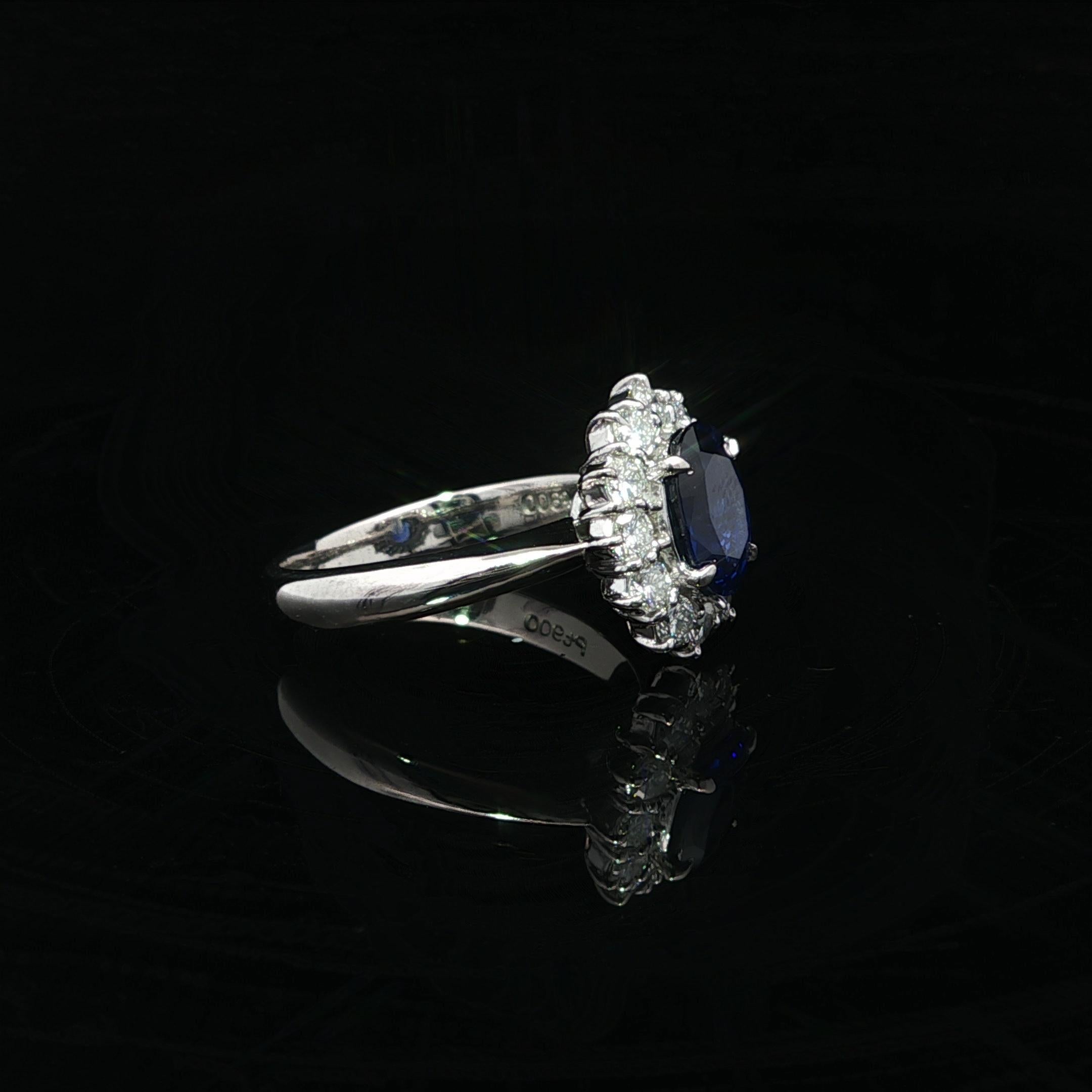 Anello classico in platino GIA con zaffiro ovale blu reale di Ceylon da 1,92 carati e diamante aureolato in vendita 4