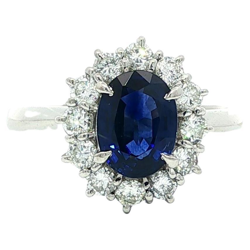 Anello classico in platino GIA con zaffiro ovale blu reale di Ceylon da 1,92 carati e diamante aureolato