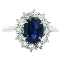 Anello classico in platino GIA con zaffiro ovale blu reale di Ceylon da 1,92 carati e diamante aureolato