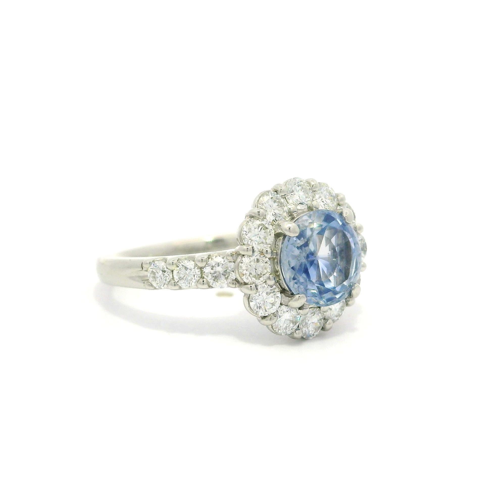 Anello classico in platino GIA da 2,66 carati senza calore con zaffiro rotondo e diamante a forma di anello moderno in vendita 7