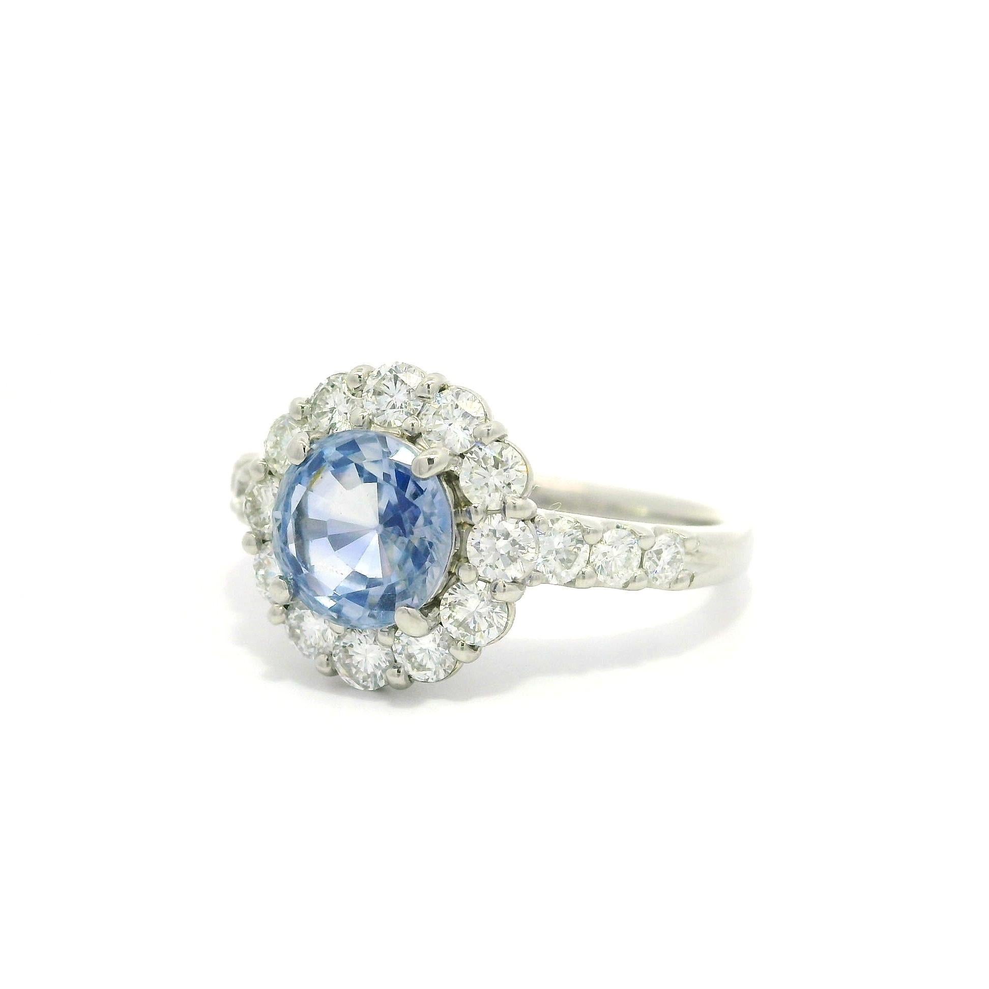 Anello classico in platino GIA da 2,66 carati senza calore con zaffiro rotondo e diamante a forma di anello moderno in vendita 8