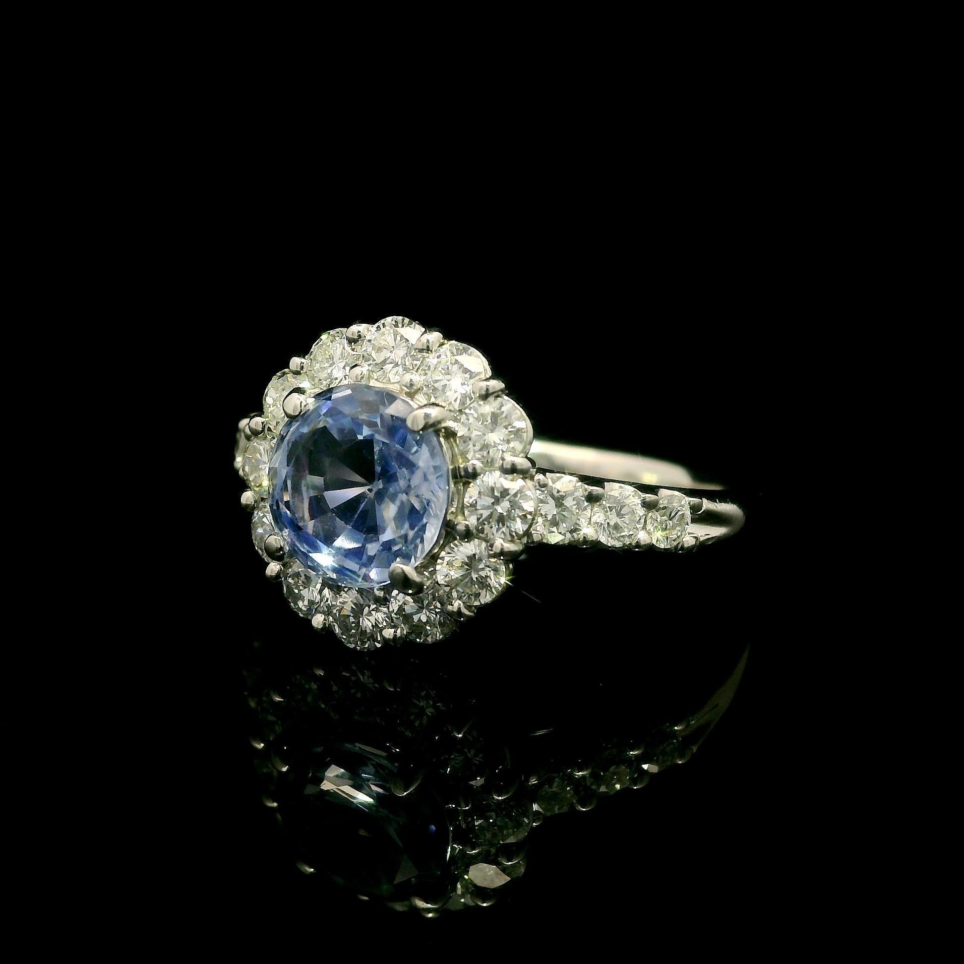 Taglio brillante Anello classico in platino GIA da 2,66 carati senza calore con zaffiro rotondo e diamante a forma di anello moderno in vendita