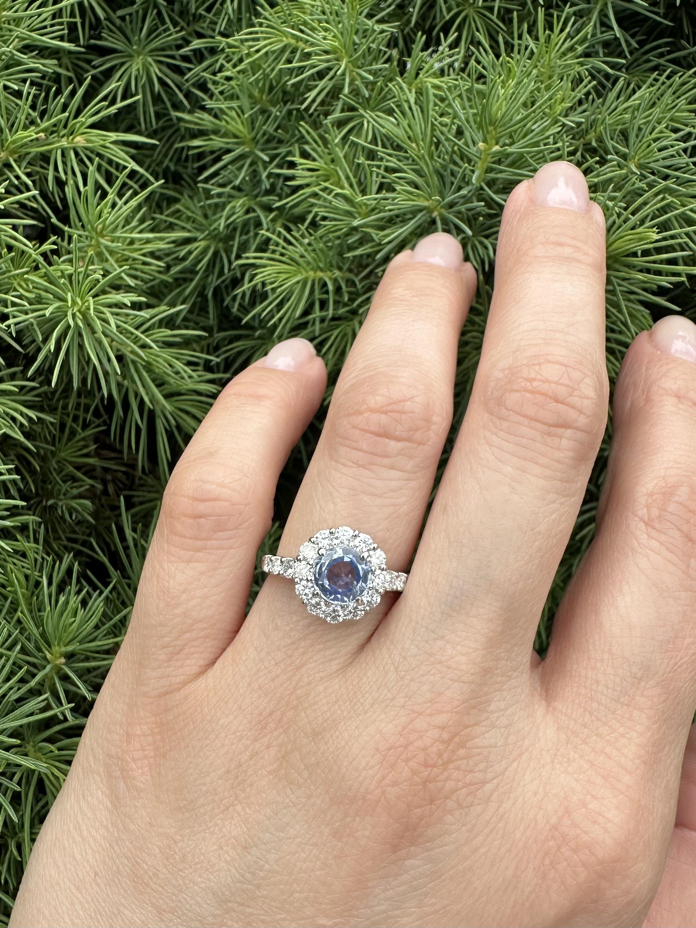 Donna Anello classico in platino GIA da 2,66 carati senza calore con zaffiro rotondo e diamante a forma di anello moderno in vendita