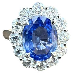 Bague classique en platine GIA 4.34ctw No Heat Ceylon Oval Sapphire F VS Diamond Halo Ring