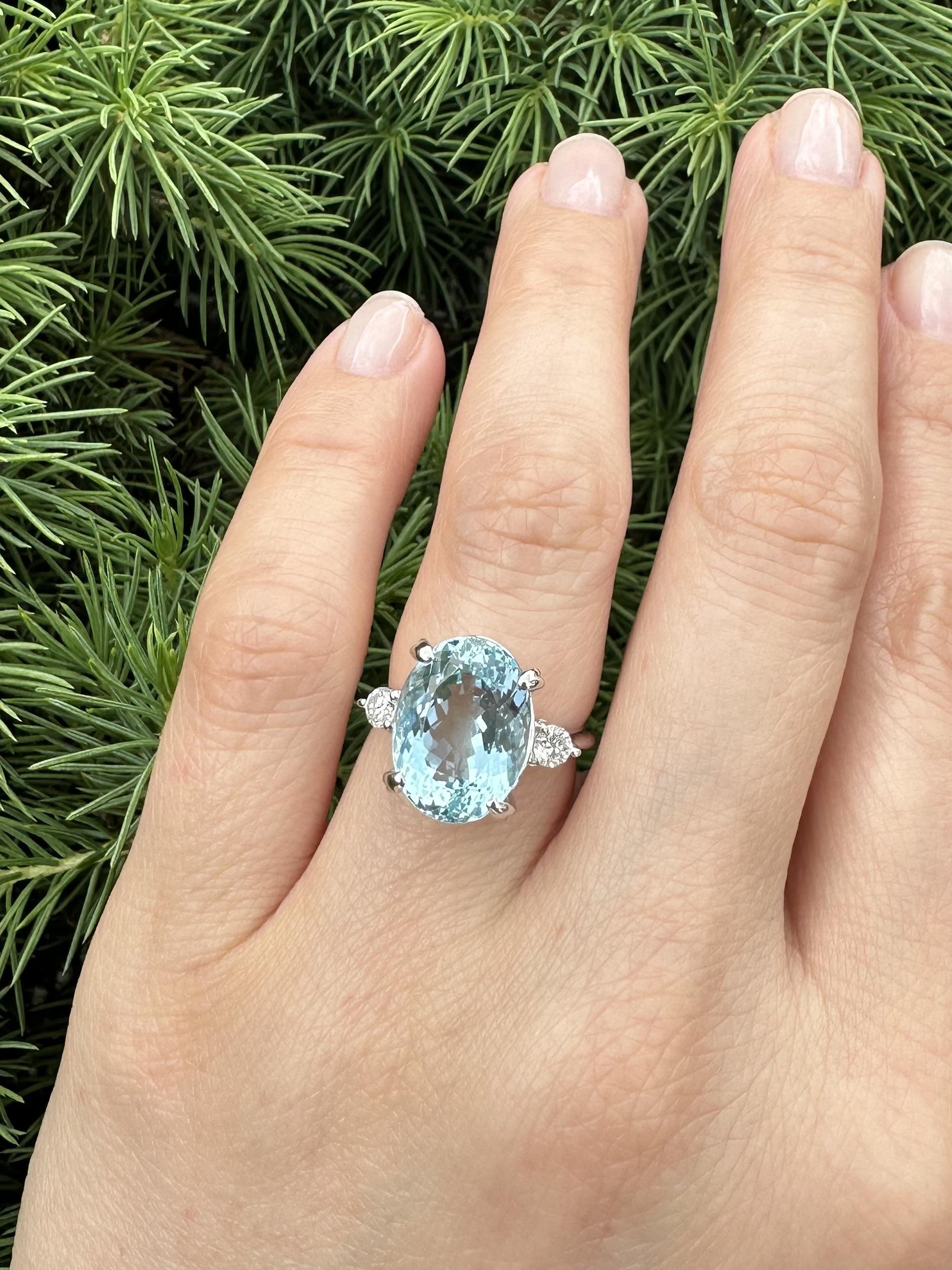 Anello cocktail classico in platino GIA con acquamarina ovale da 7,3 carati e lati di diamante in vendita 5