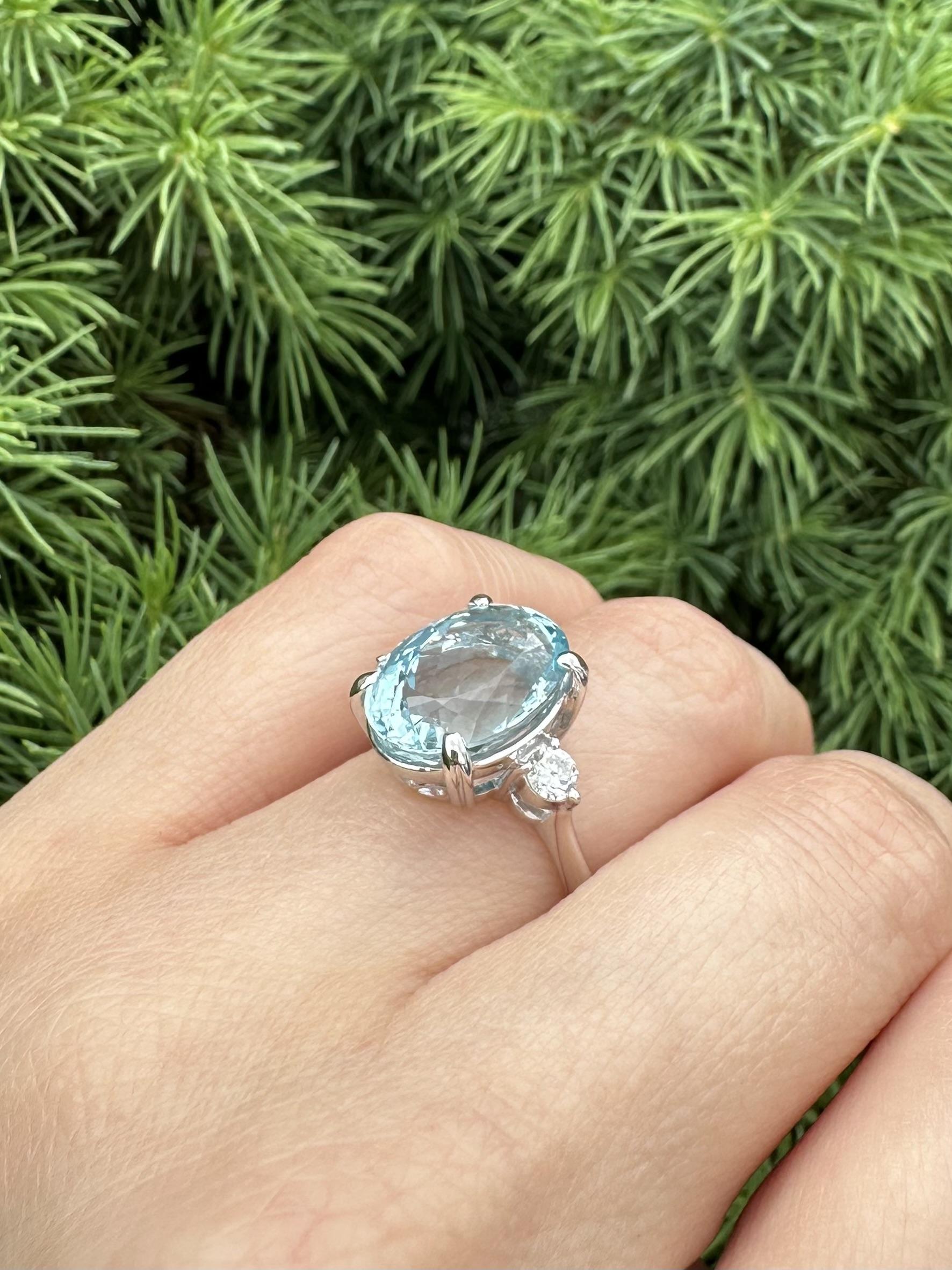 Anello cocktail classico in platino GIA con acquamarina ovale da 7,3 carati e lati di diamante in vendita 6