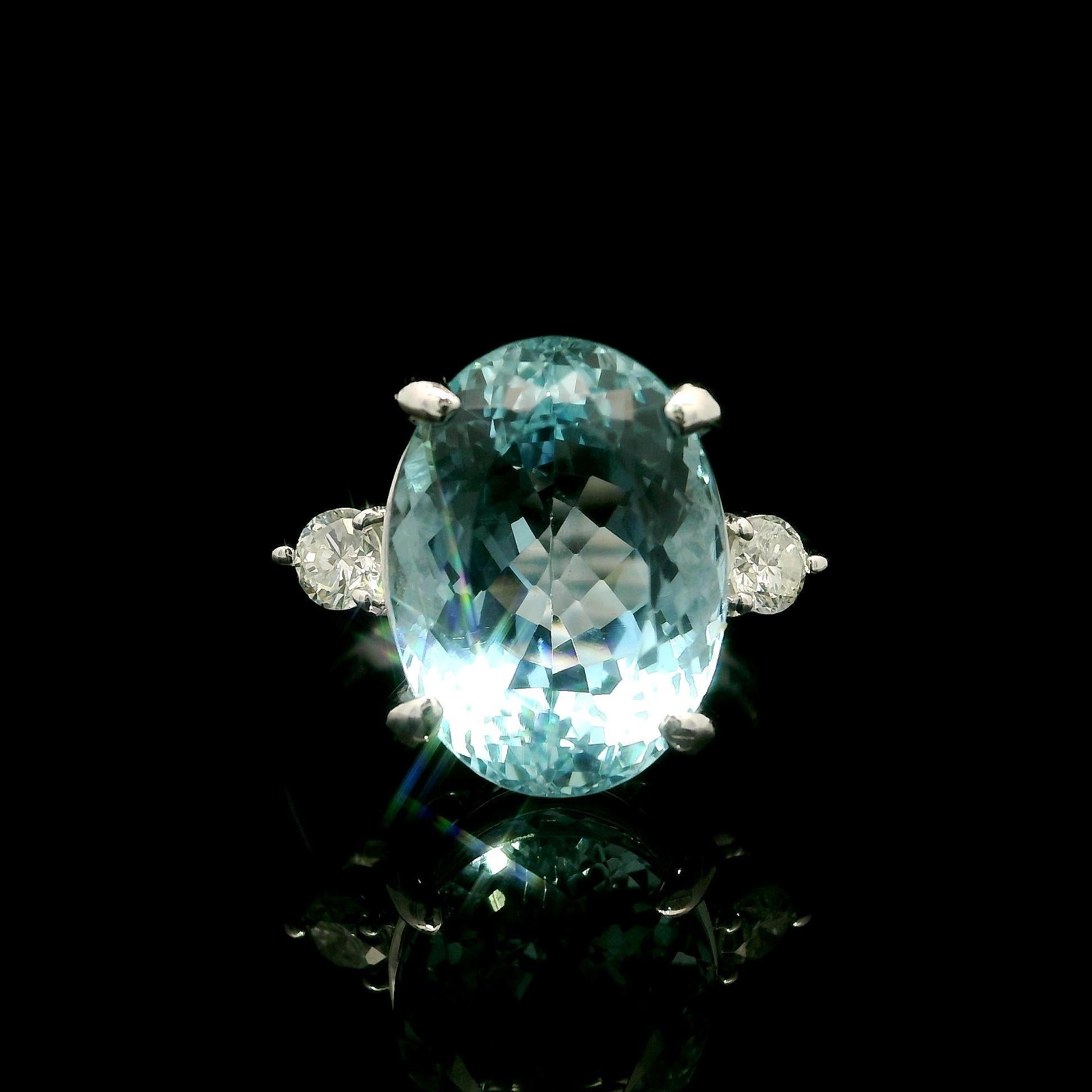 Anello cocktail classico in platino GIA con acquamarina ovale da 7,3 carati e lati di diamante in vendita 7