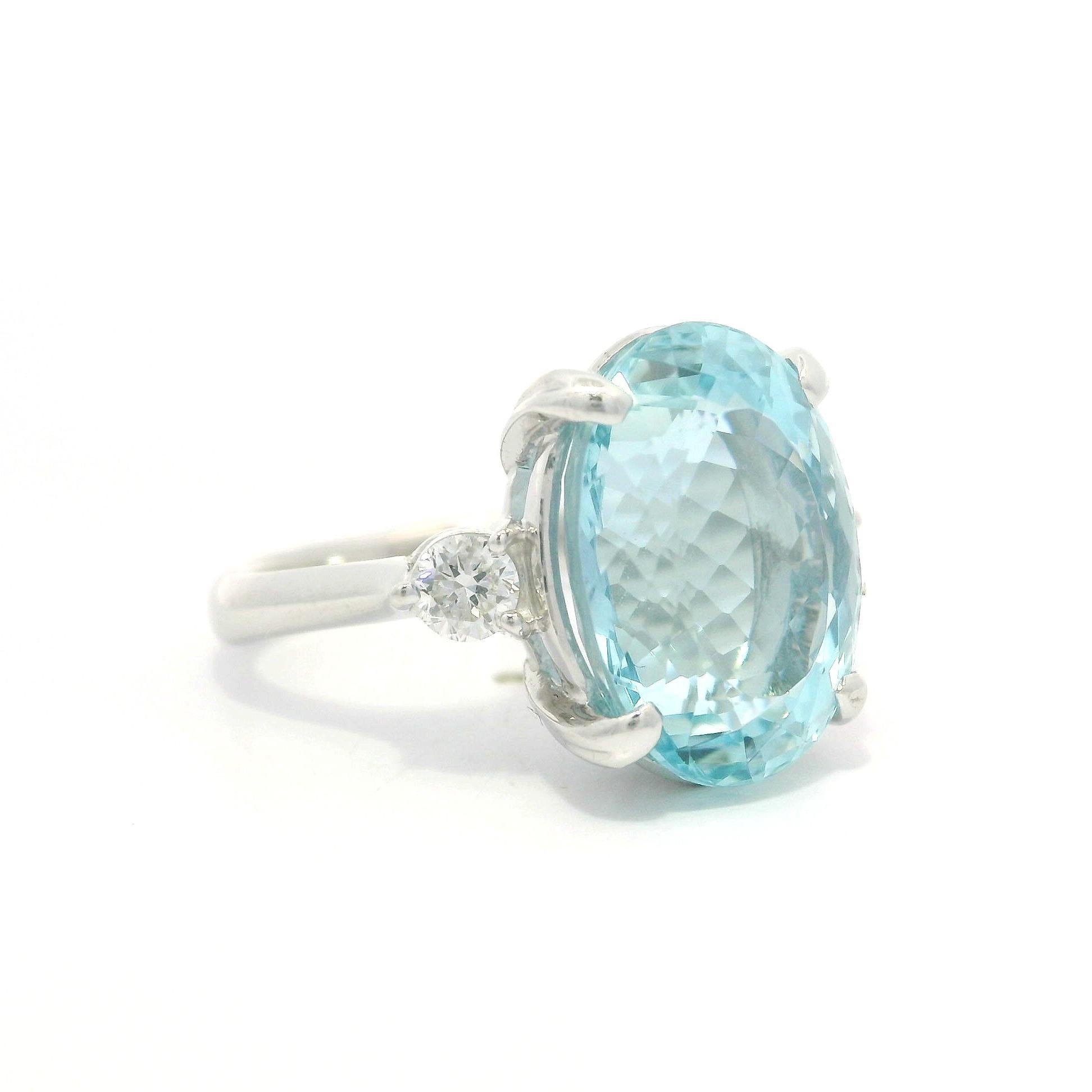Anello cocktail classico in platino GIA con acquamarina ovale da 7,3 carati e lati di diamante in vendita 9