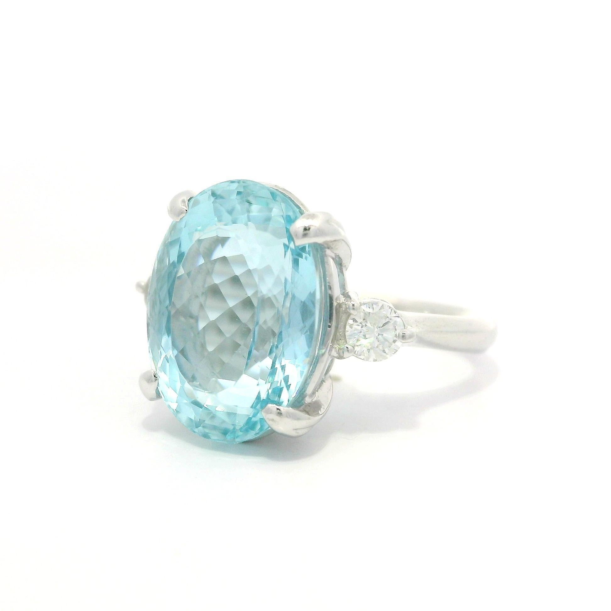 Anello cocktail classico in platino GIA con acquamarina ovale da 7,3 carati e lati di diamante in vendita 10