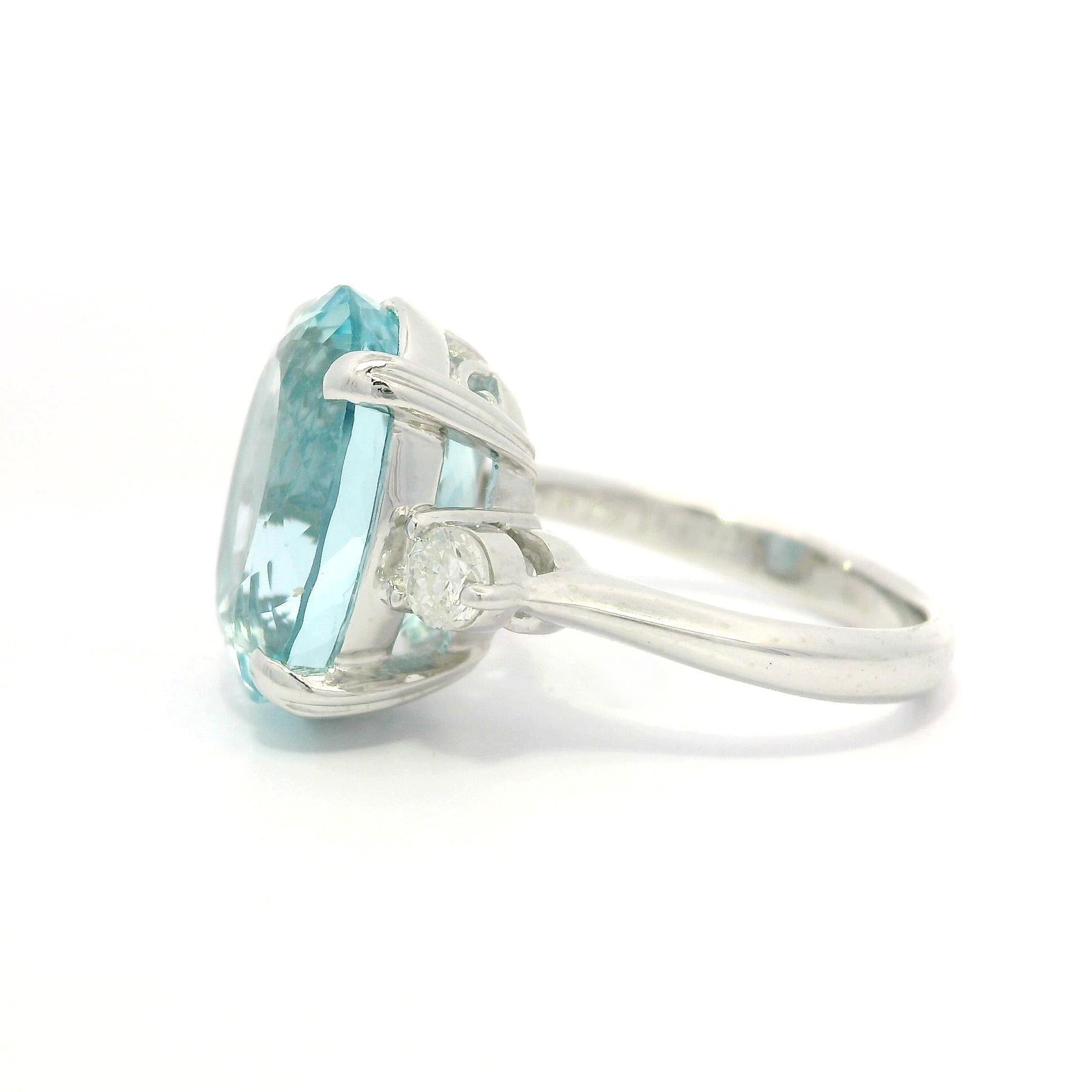 Anello cocktail classico in platino GIA con acquamarina ovale da 7,3 carati e lati di diamante in vendita 11